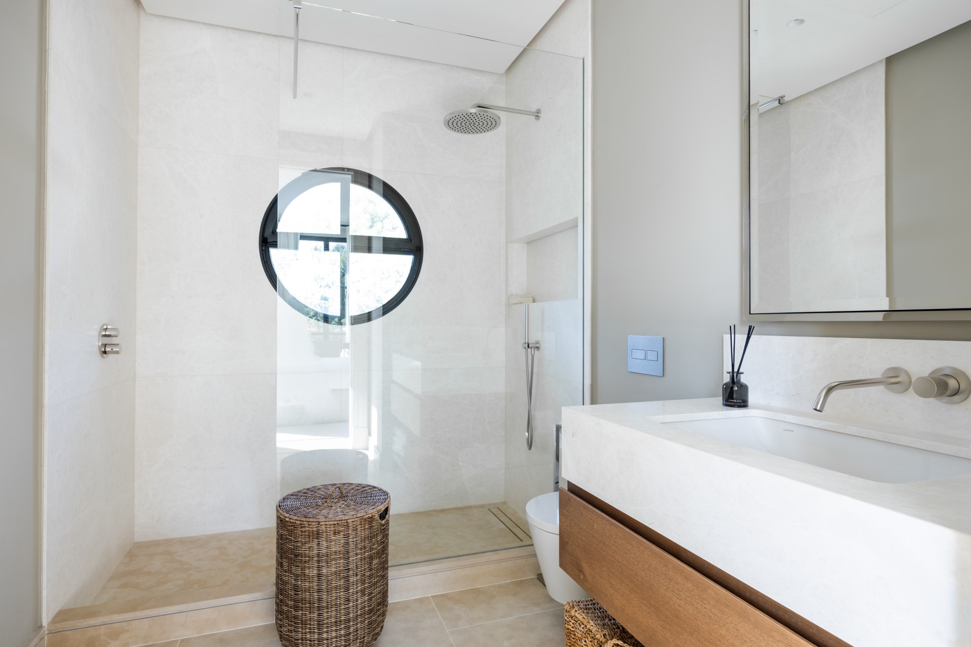 Villa moderna de estilo andaluz con 6 dormitorios en Cascada de Camoján, Milla de Oro de Marbella