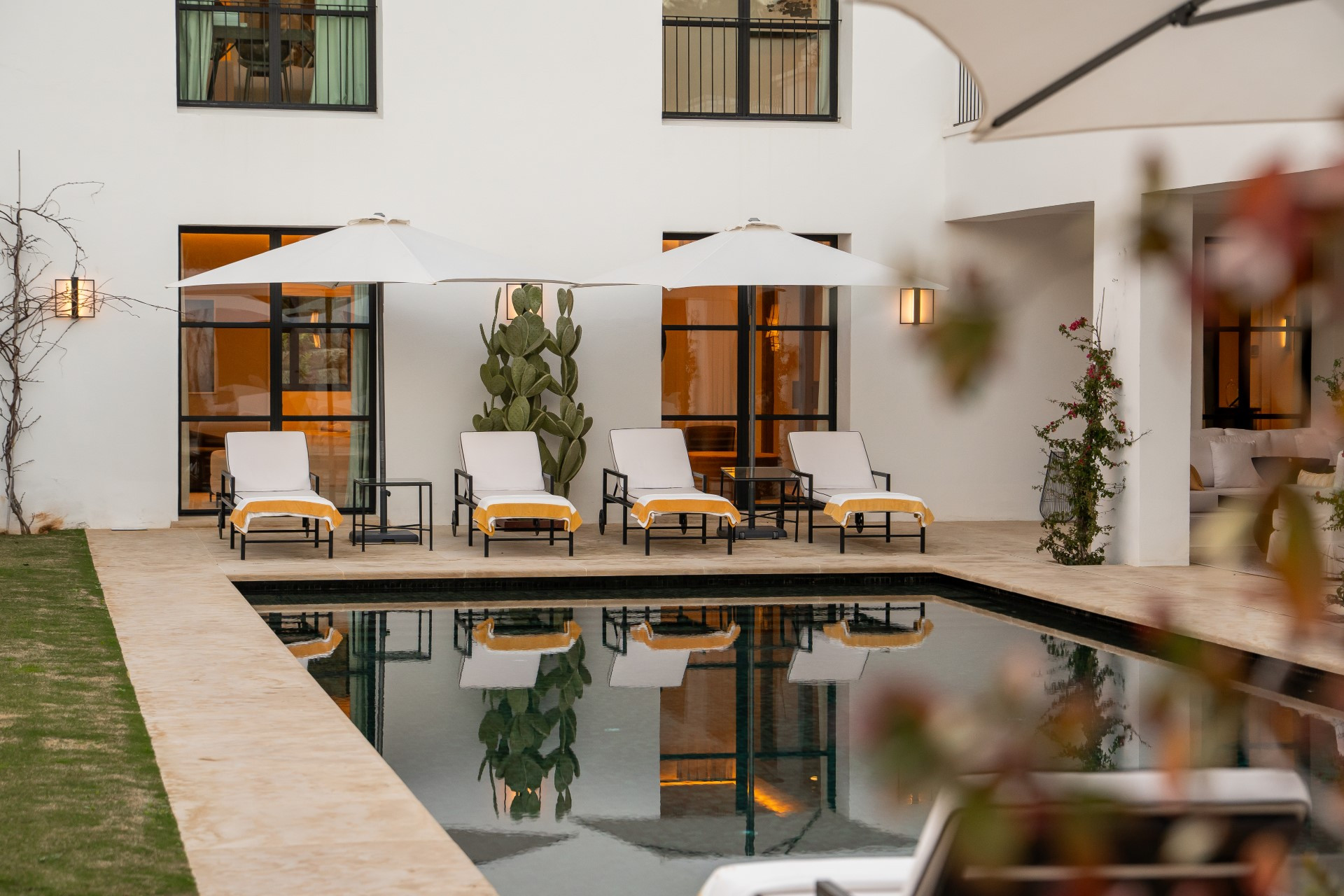 Villa moderna de estilo andaluz con 6 dormitorios en Cascada de Camoján, Milla de Oro de Marbella