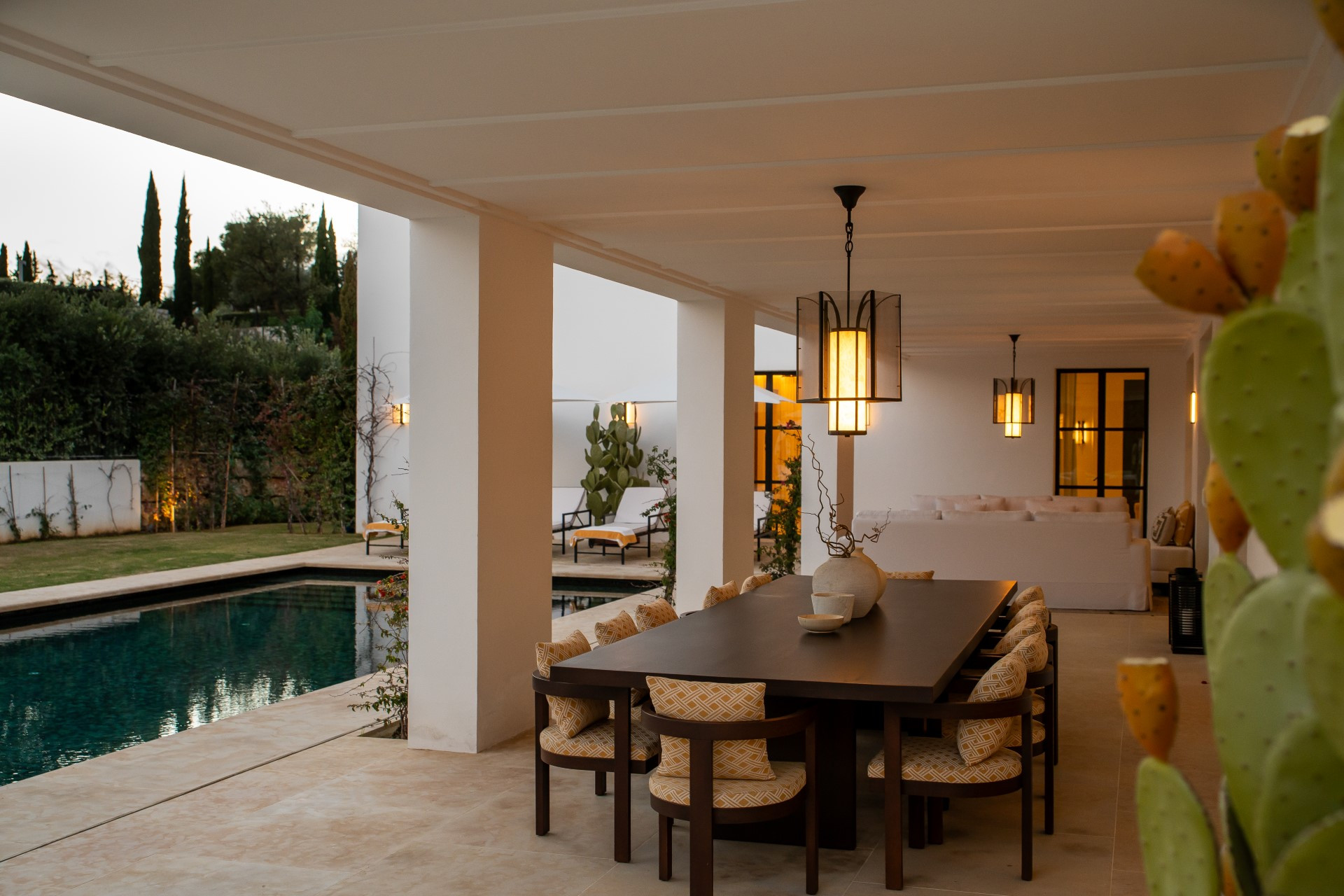 Villa moderna de estilo andaluz con 6 dormitorios en Cascada de Camoján, Milla de Oro de Marbella