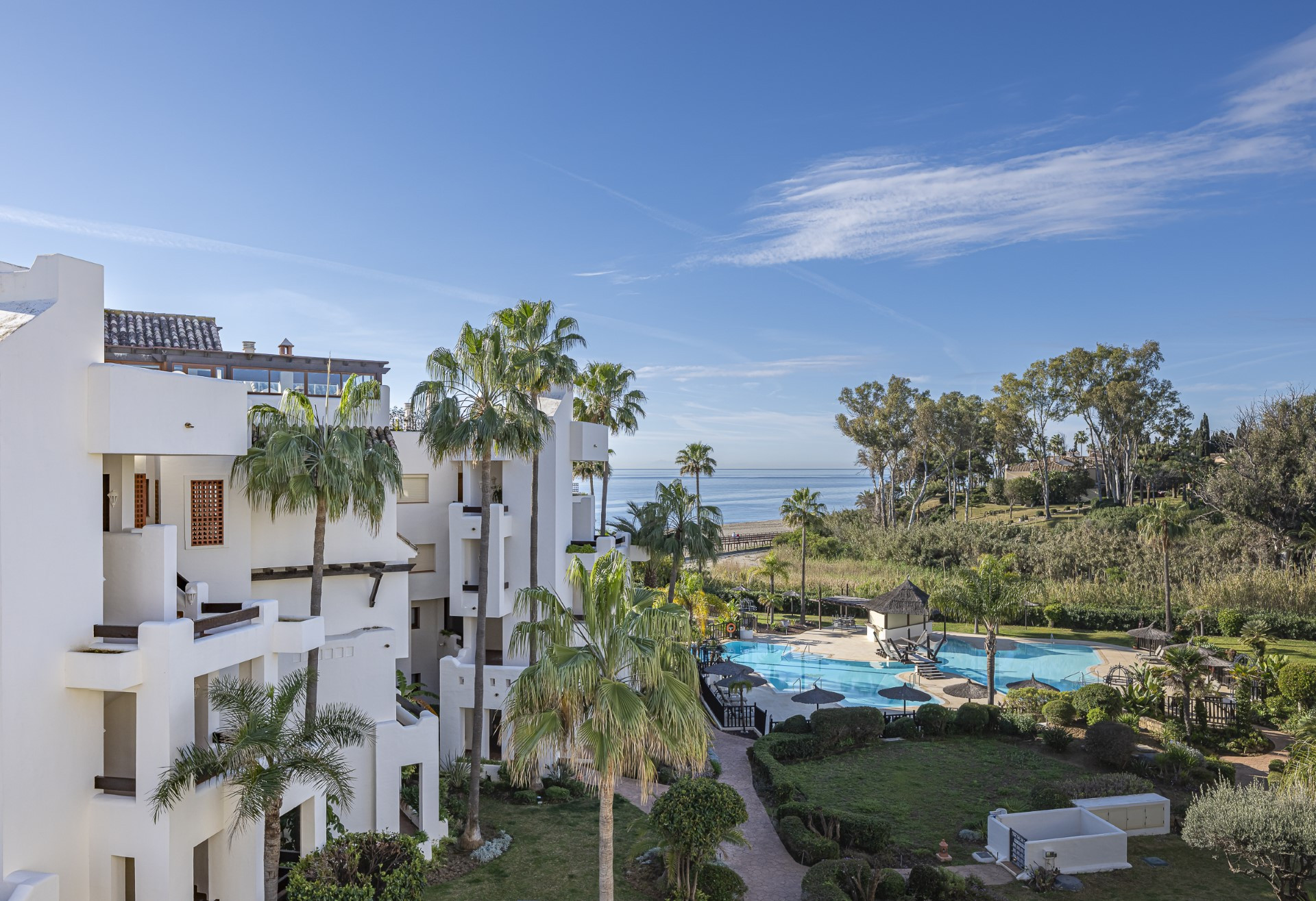 Exclusivo apartamento en planta baja en primera línea de playa en Bahía del Velerín, Estepona