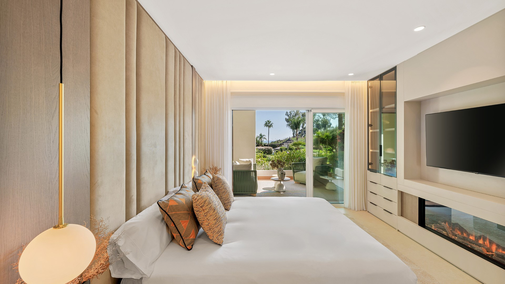 Exclusivo apartamento en planta baja en primera línea de playa en Bahía del Velerín, Estepona