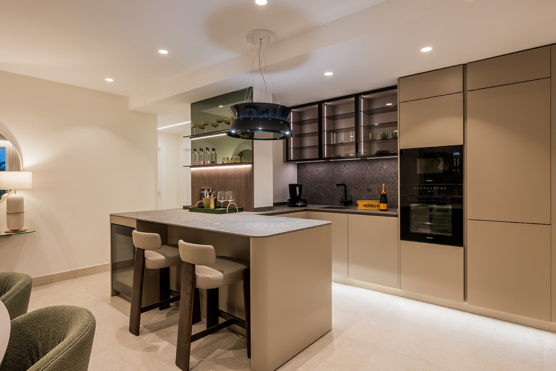 Exclusivo apartamento en planta baja en primera línea de playa en Bahía del Velerín, Estepona