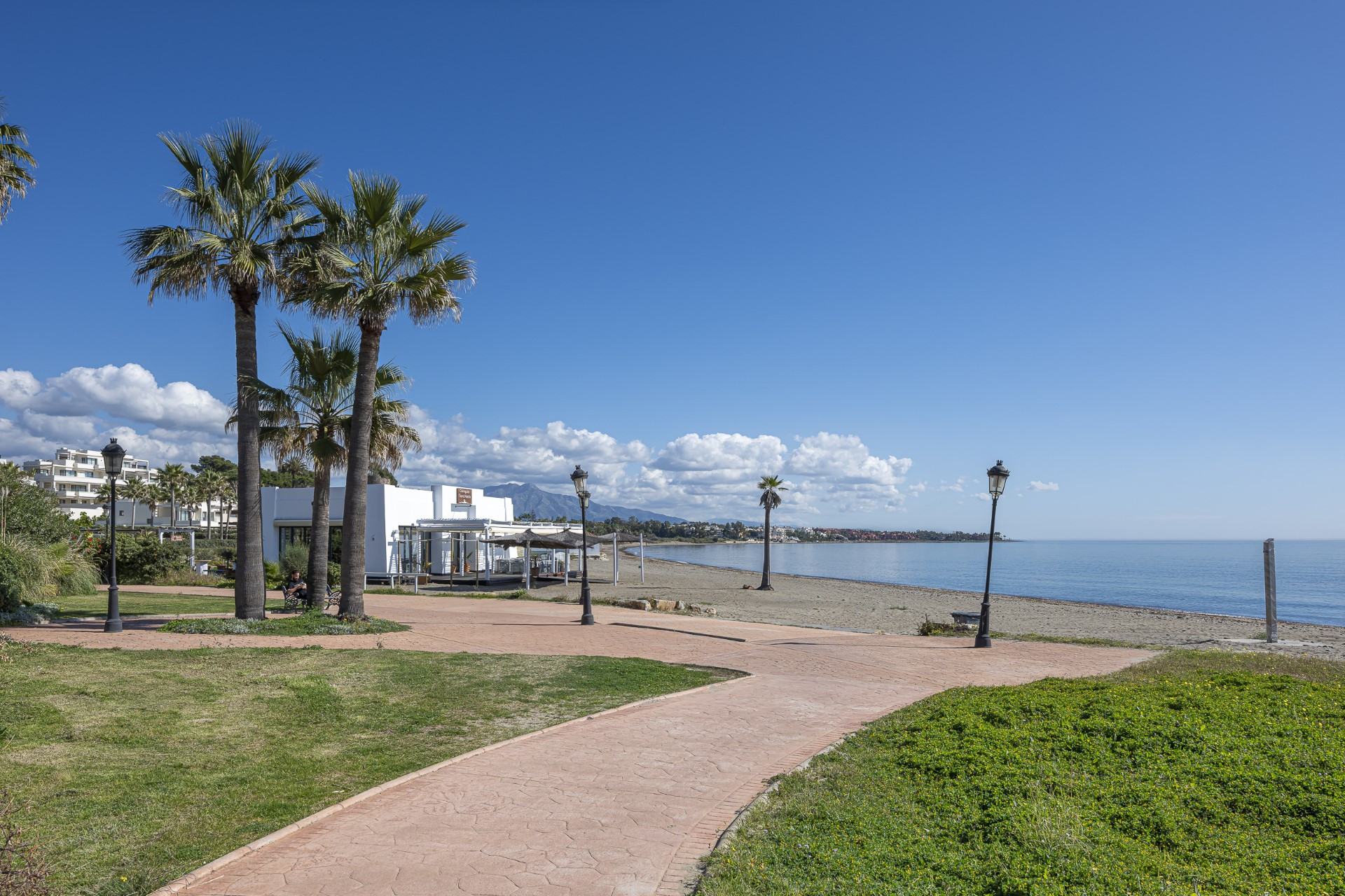 Exclusivo apartamento en planta baja en primera línea de playa en Bahía del Velerín, Estepona