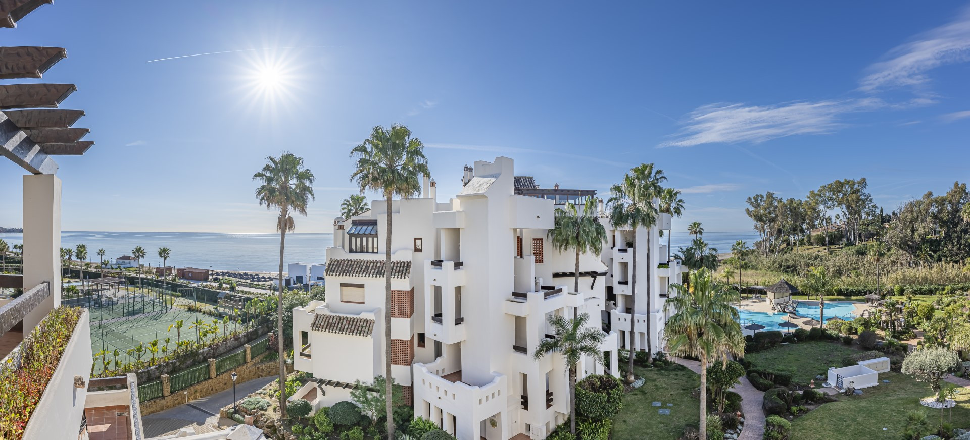 Exclusivo apartamento en planta baja en primera línea de playa en Bahía del Velerín, Estepona