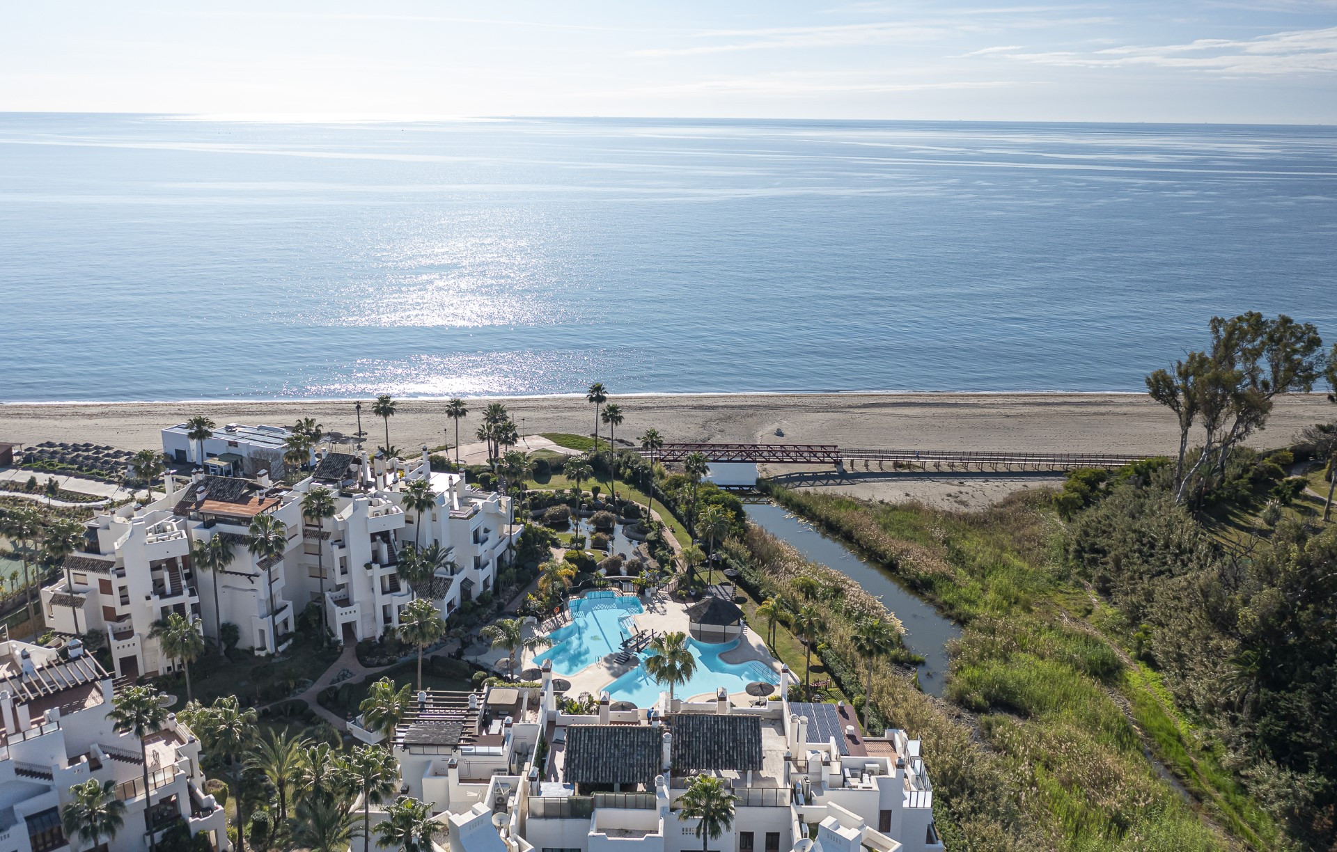 Exclusivo apartamento en planta baja en primera línea de playa en Bahía del Velerín, Estepona