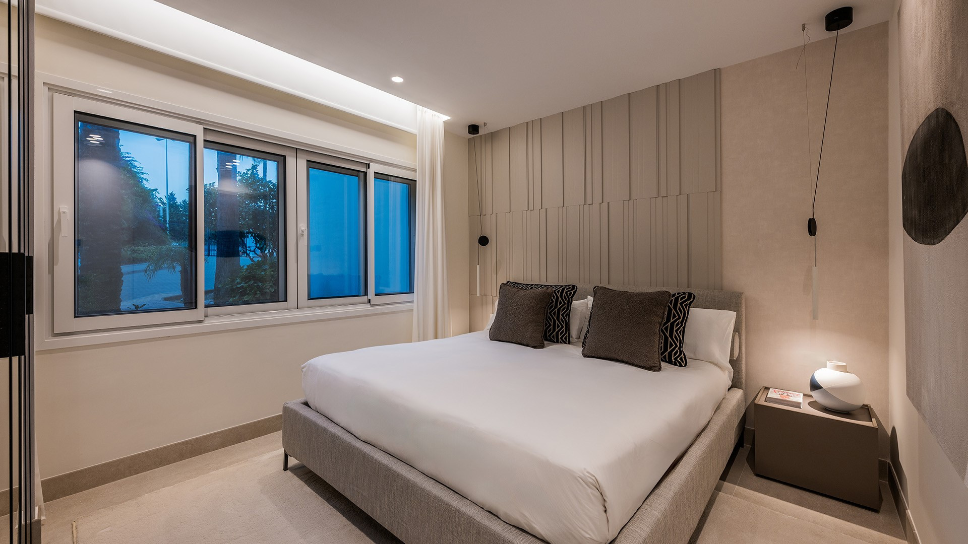 Exclusivo apartamento en planta baja en primera línea de playa en Bahía del Velerín, Estepona