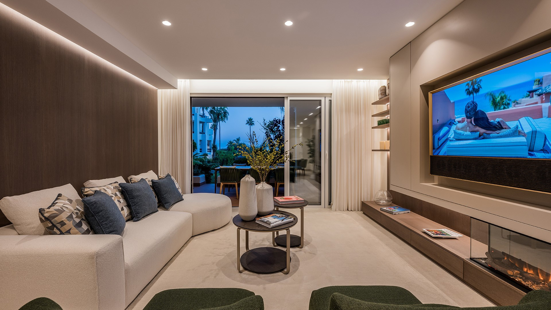 Exclusivo apartamento en planta baja en primera línea de playa en Bahía del Velerín, Estepona