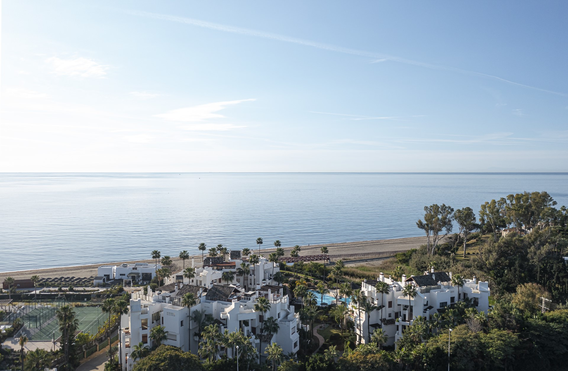 Exclusivo apartamento en planta baja en primera línea de playa en Bahía del Velerín, Estepona