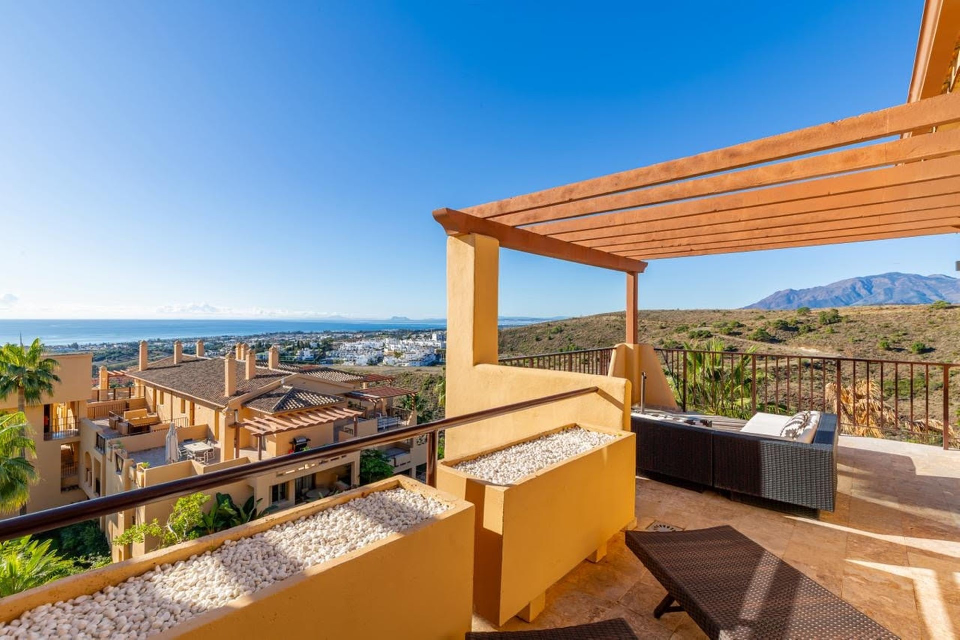 2 bedroom penthouse with panoramic views in Hacienda del Señorio de Cifuentes, Benahavis