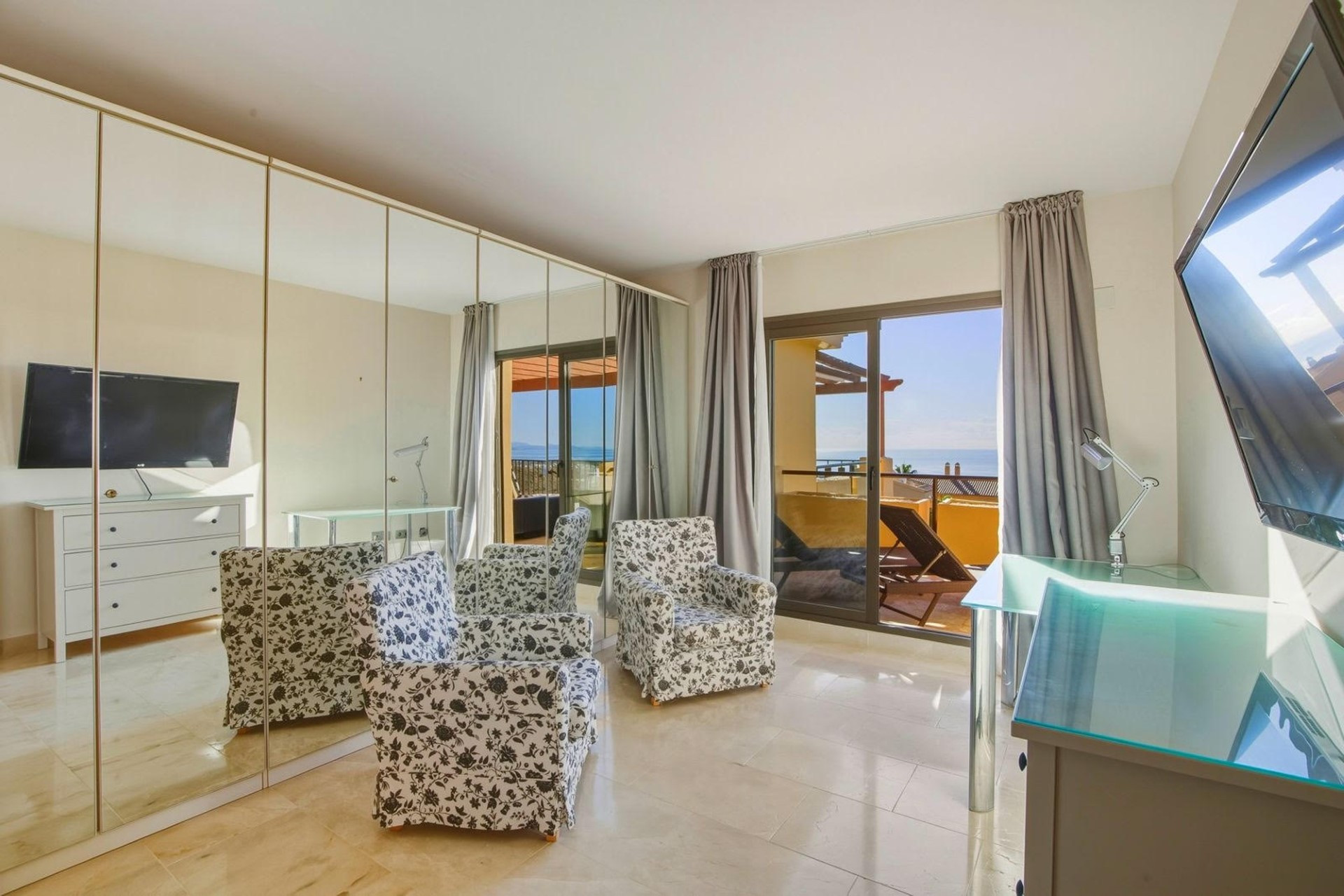 2 bedroom penthouse with panoramic views in Hacienda del Señorio de Cifuentes, Benahavis