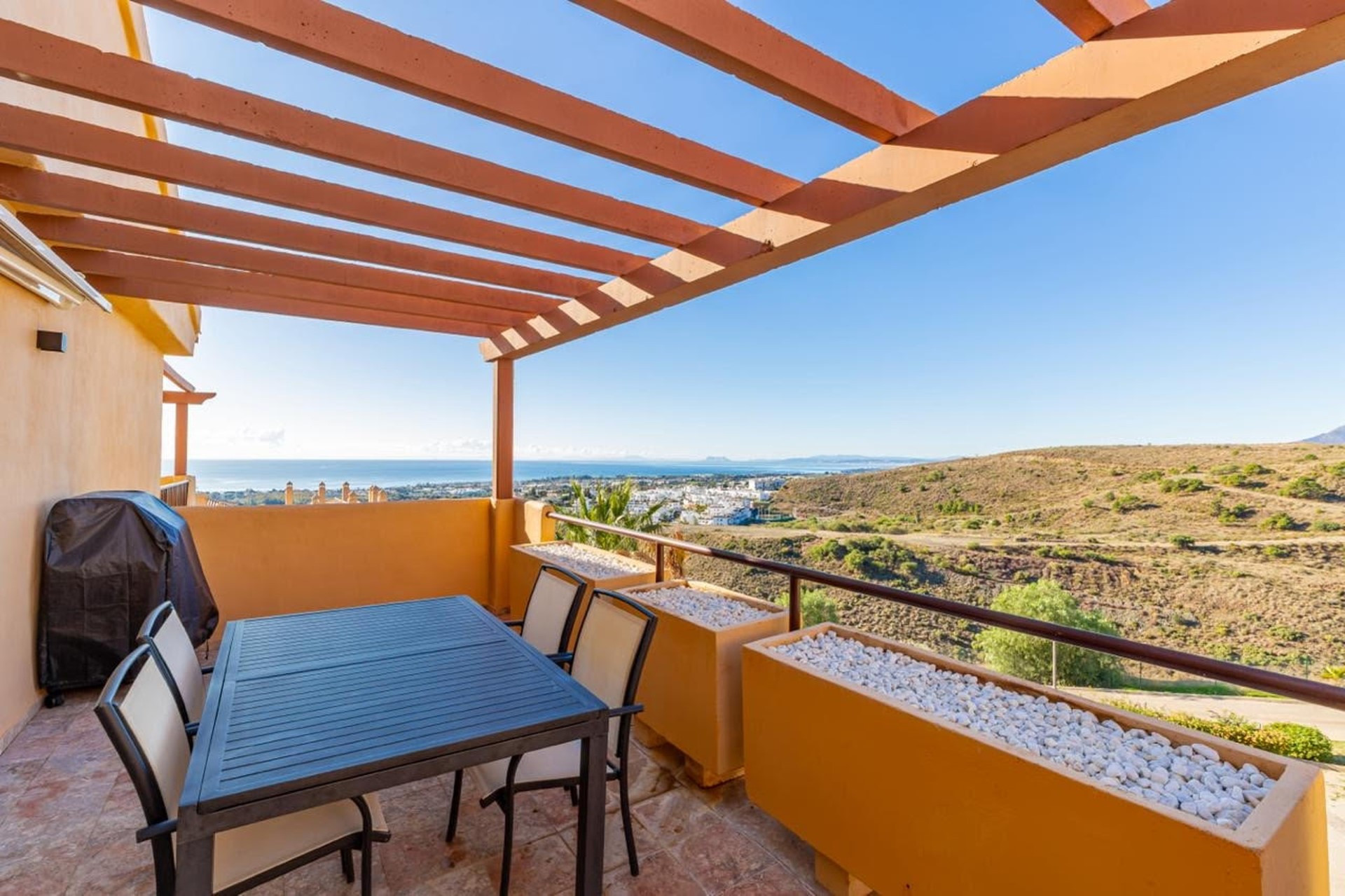 2 bedroom penthouse with panoramic views in Hacienda del Señorio de Cifuentes, Benahavis