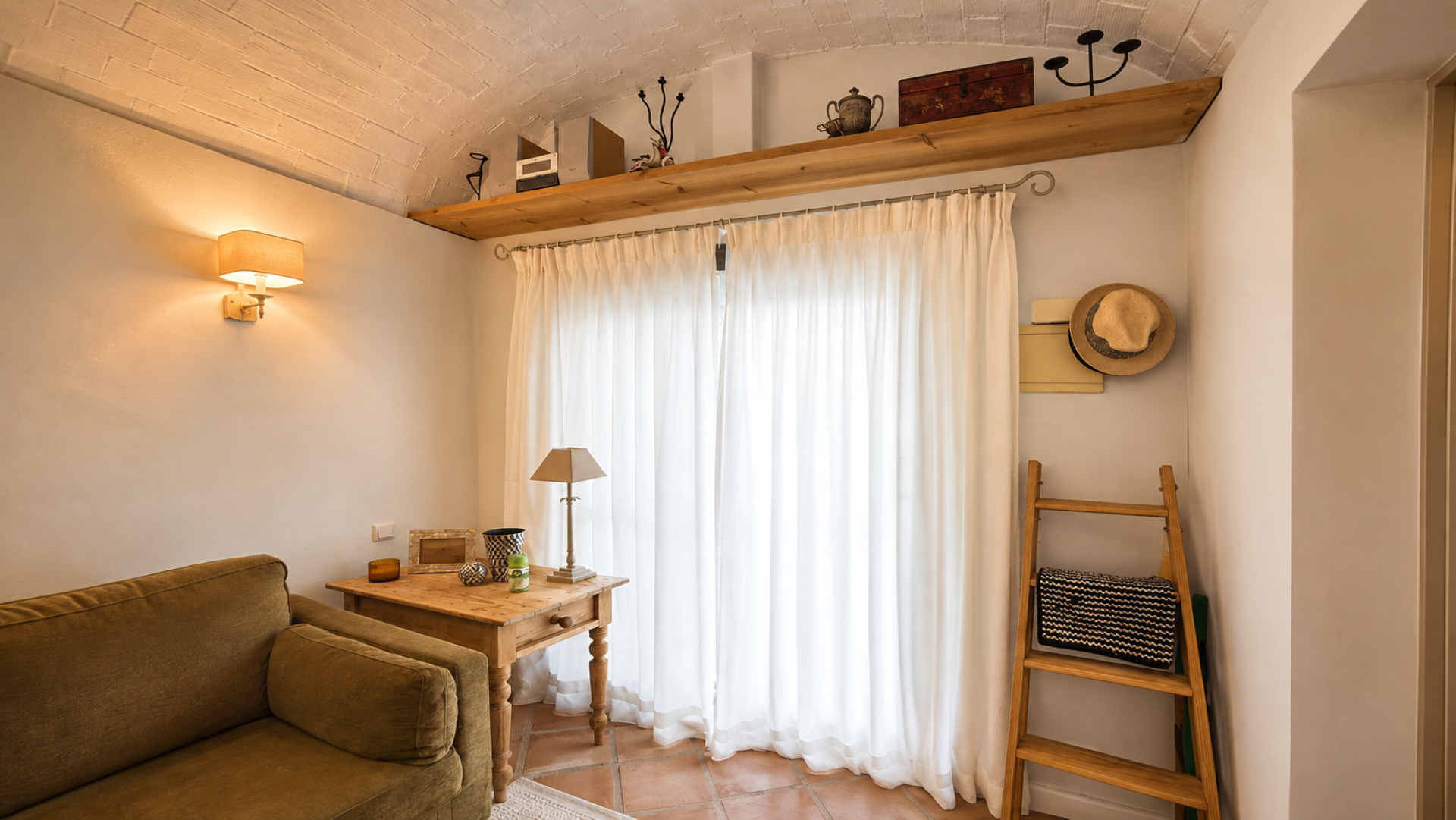 Estudio amueblado con terraza privada en Las Chapas.