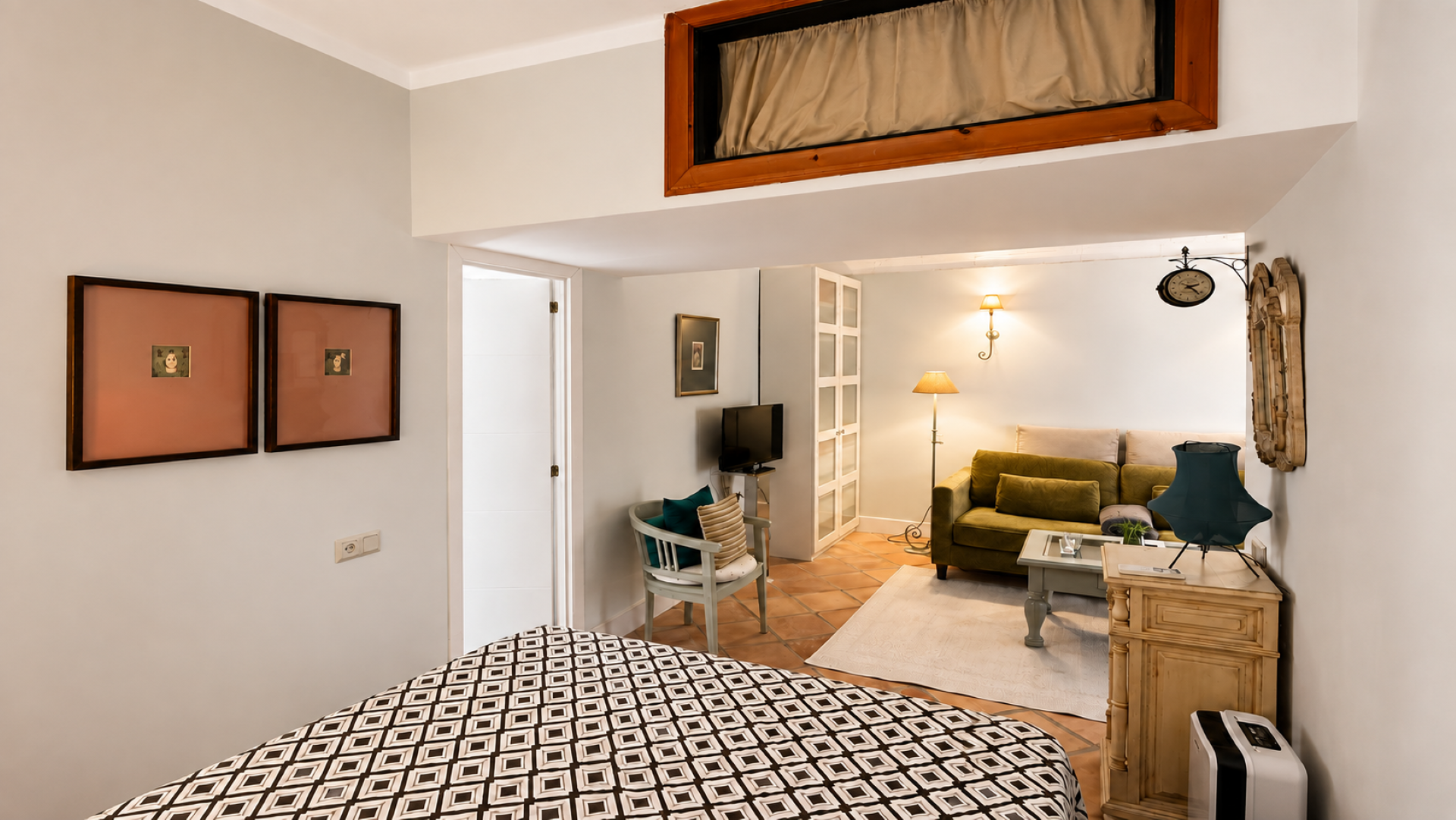 Estudio amueblado con terraza privada en Las Chapas.