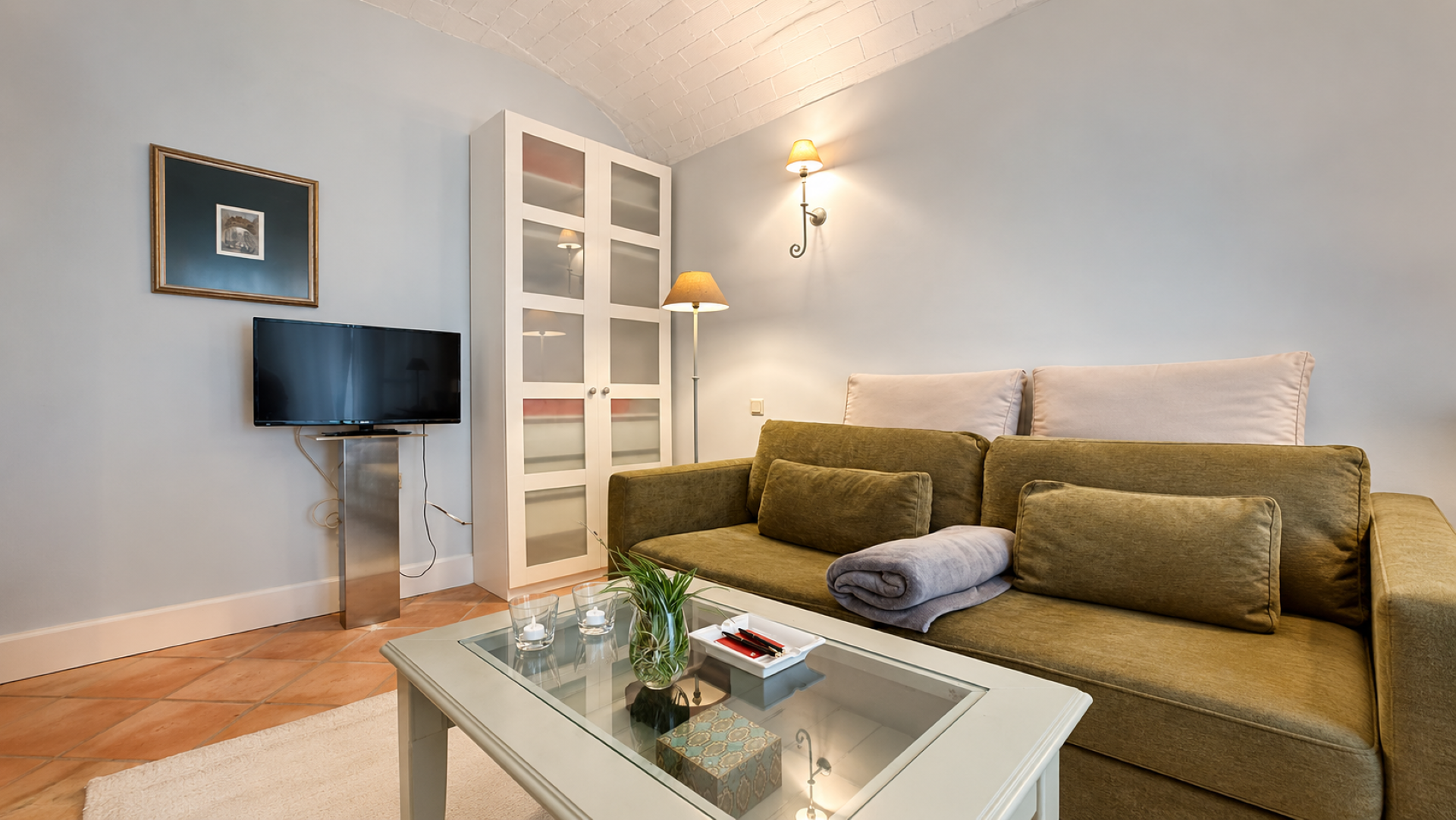 Estudio amueblado con terraza privada en Las Chapas.