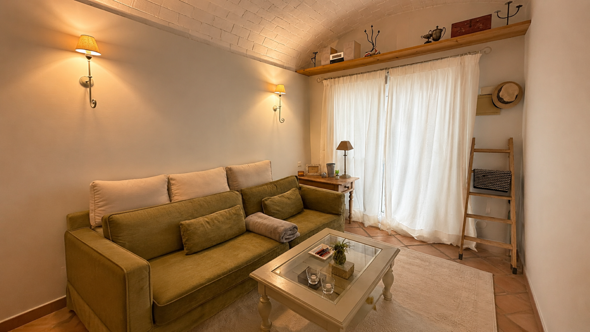 Estudio amueblado con terraza privada en Las Chapas.