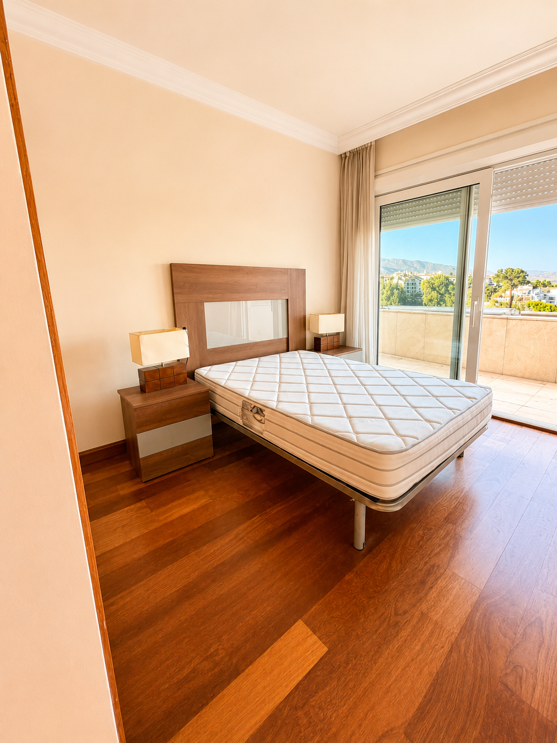 Atico duplex en El Embrujo Banús con piscina privada y vistas panorámicas al mar