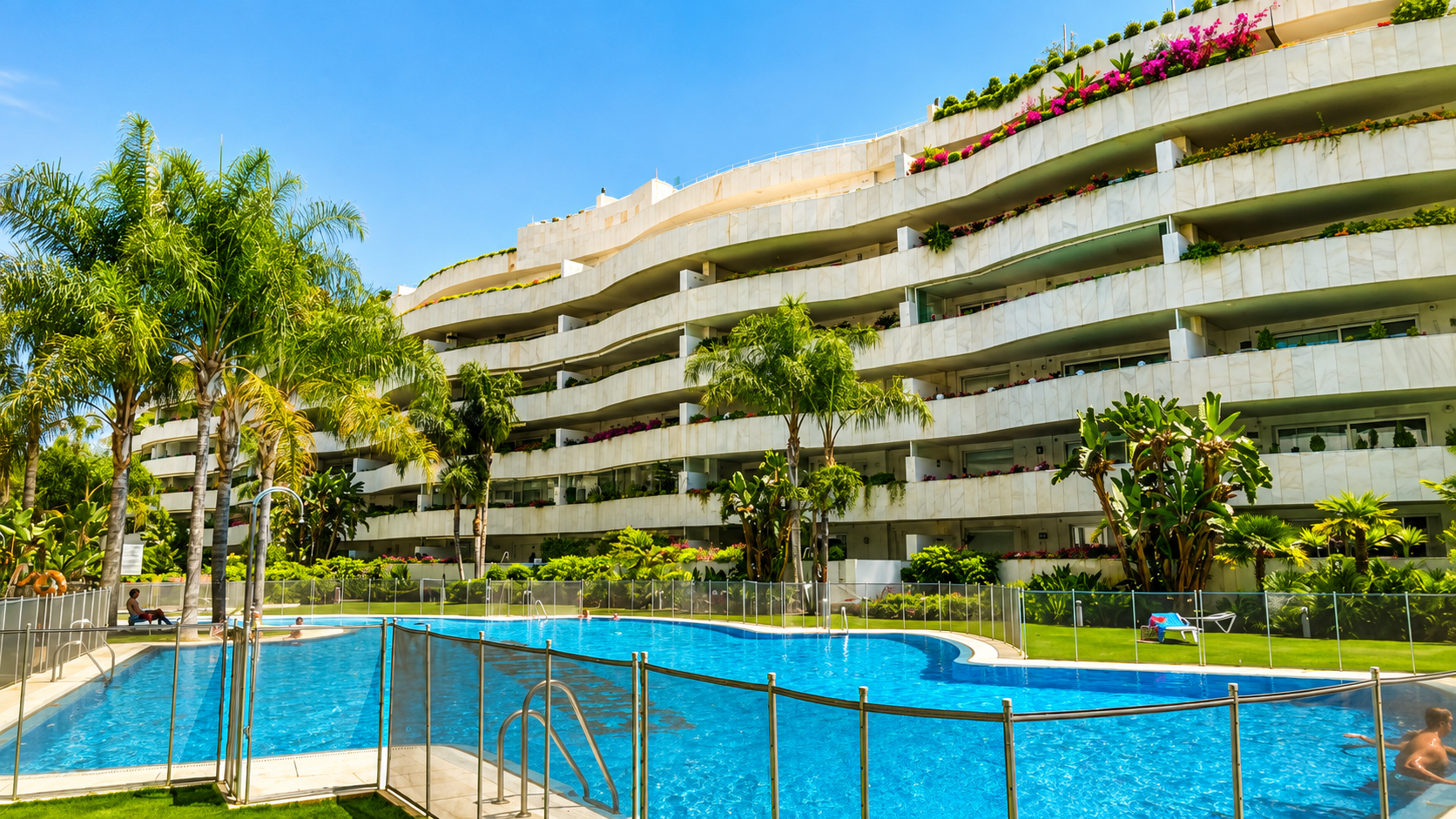 Atico duplex en El Embrujo Banús con piscina privada y vistas panorámicas al mar