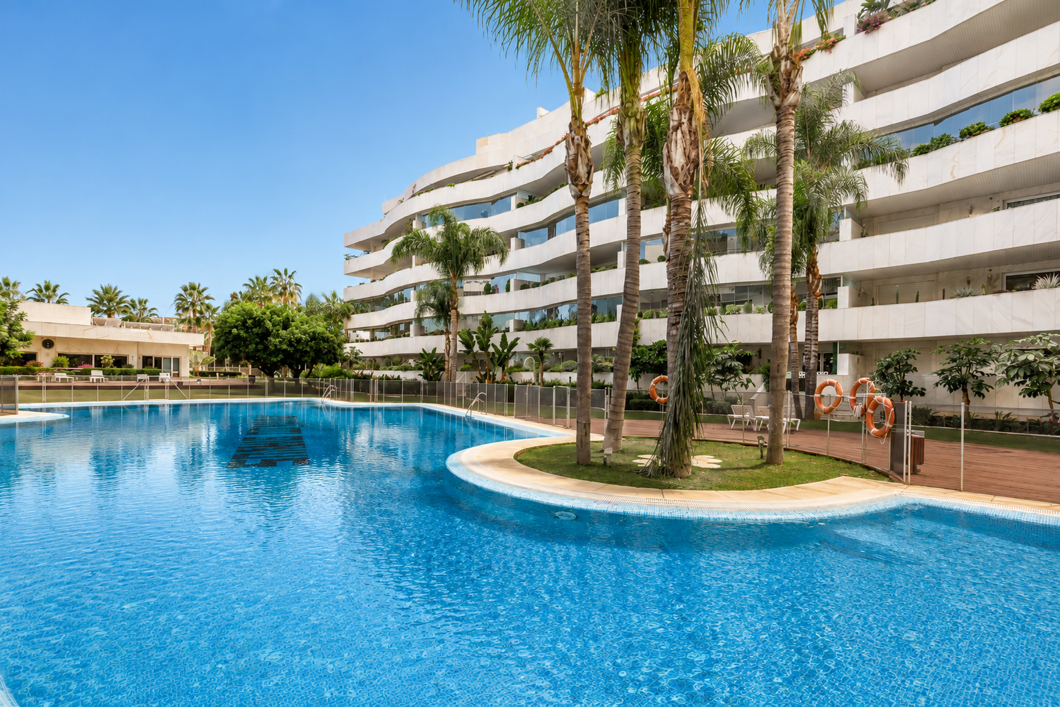 Atico duplex en El Embrujo Banús con piscina privada y vistas panorámicas al mar