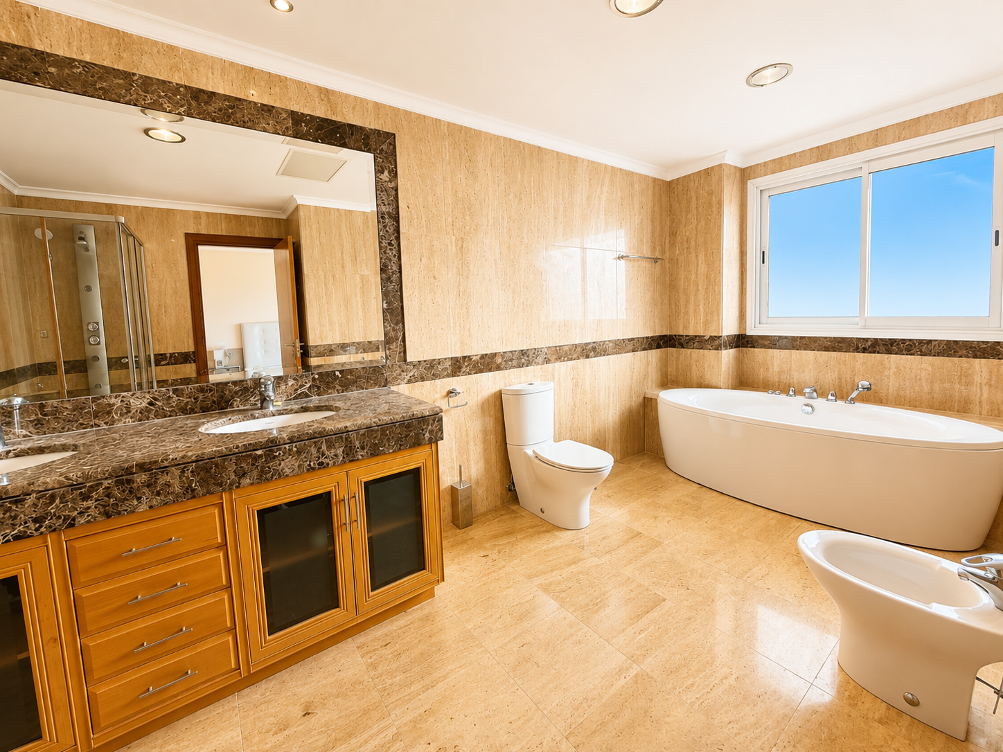 Atico duplex en El Embrujo Banús con piscina privada y vistas panorámicas al mar
