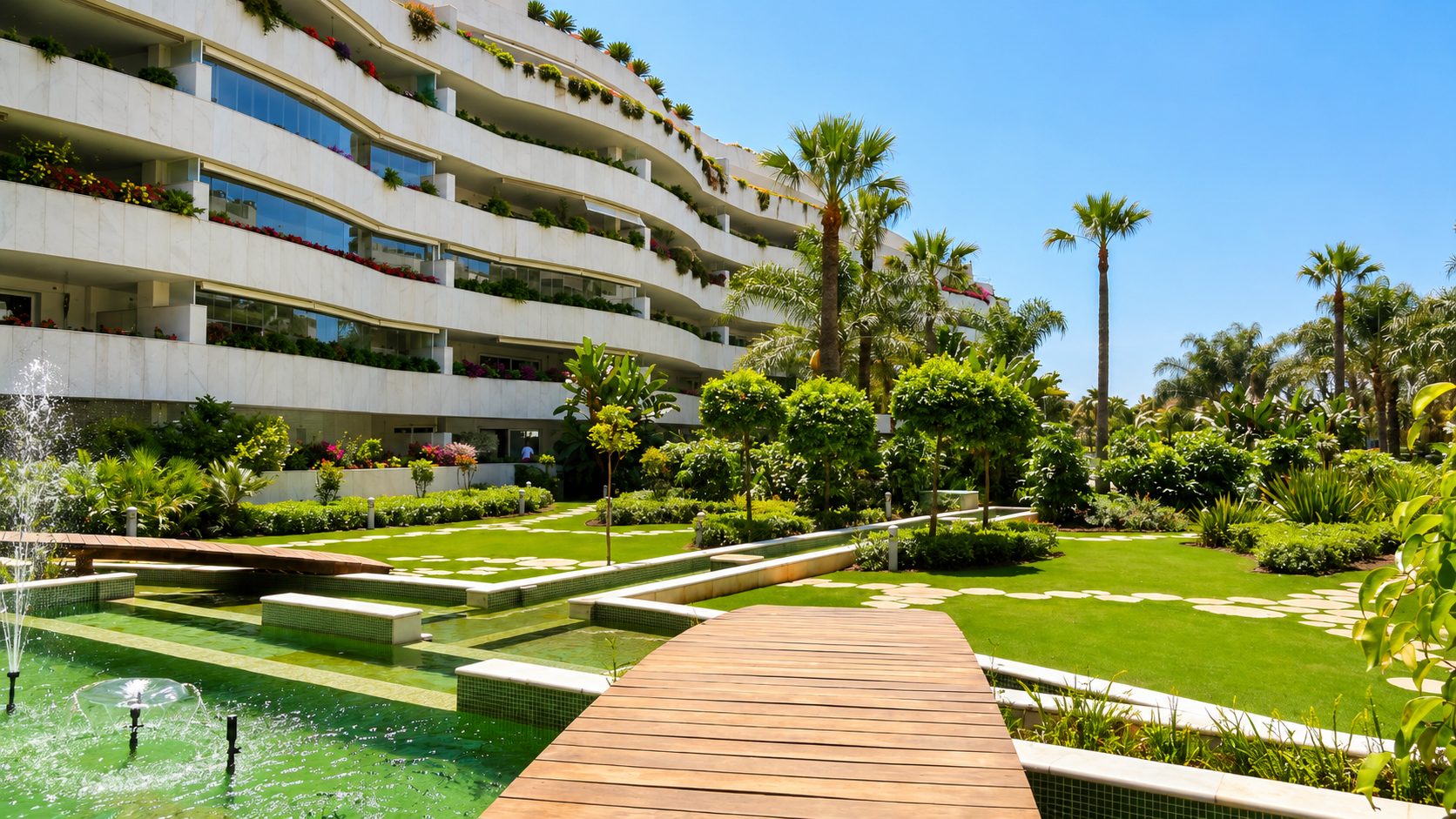 Atico duplex en El Embrujo Banús con piscina privada y vistas panorámicas al mar