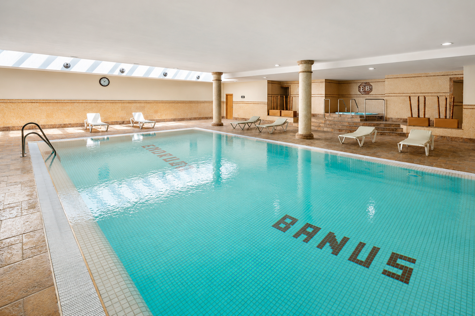 Atico duplex en El Embrujo Banús con piscina privada y vistas panorámicas al mar