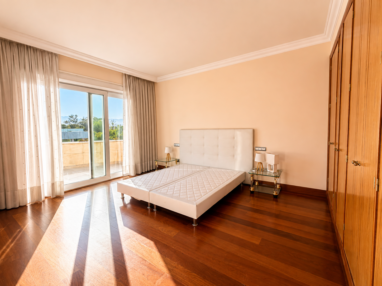 Atico duplex en El Embrujo Banús con piscina privada y vistas panorámicas al mar