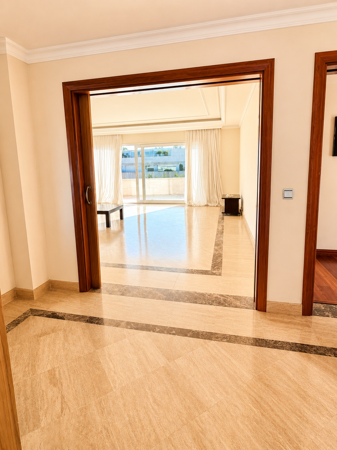 Atico duplex en El Embrujo Banús con piscina privada y vistas panorámicas al mar