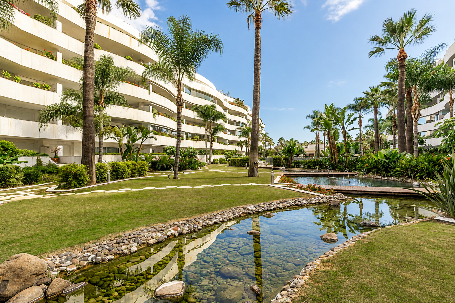 Atico duplex en El Embrujo Banús con piscina privada y vistas panorámicas al mar
