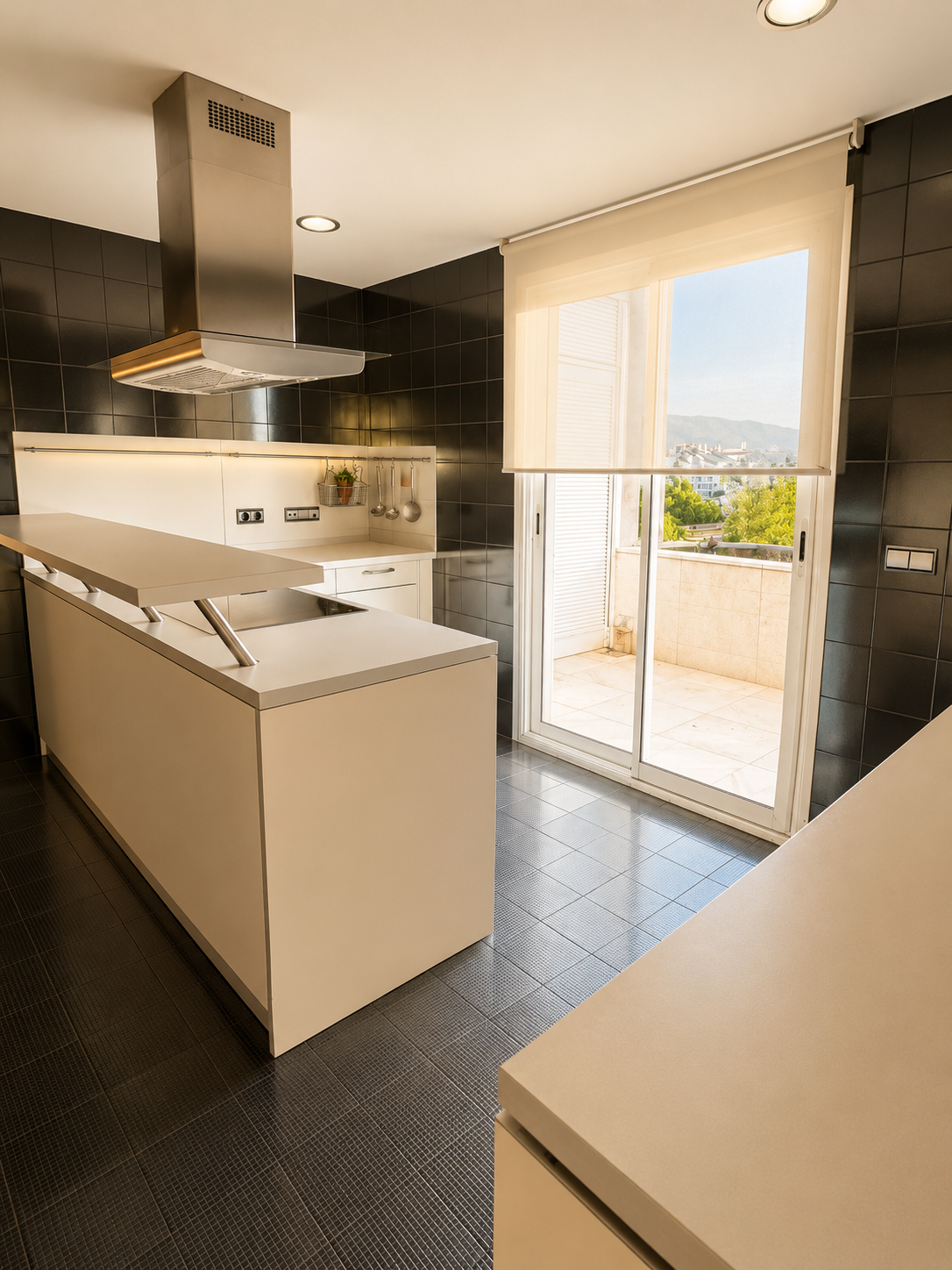 Atico duplex en El Embrujo Banús con piscina privada y vistas panorámicas al mar