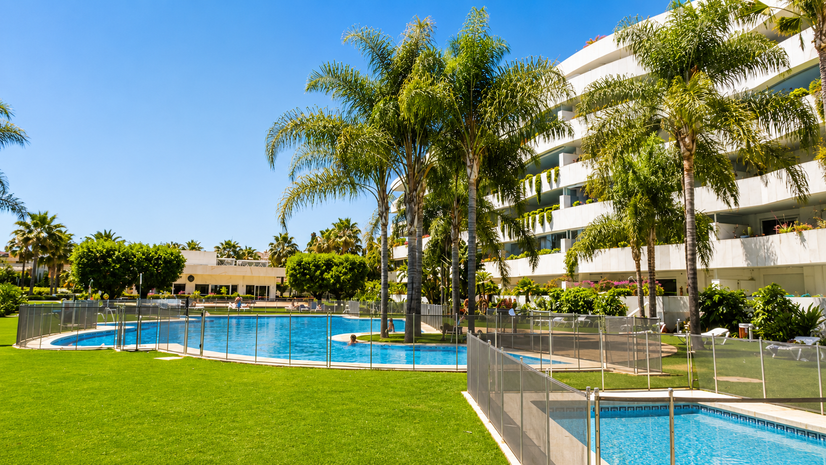 Atico duplex en El Embrujo Banús con piscina privada y vistas panorámicas al mar