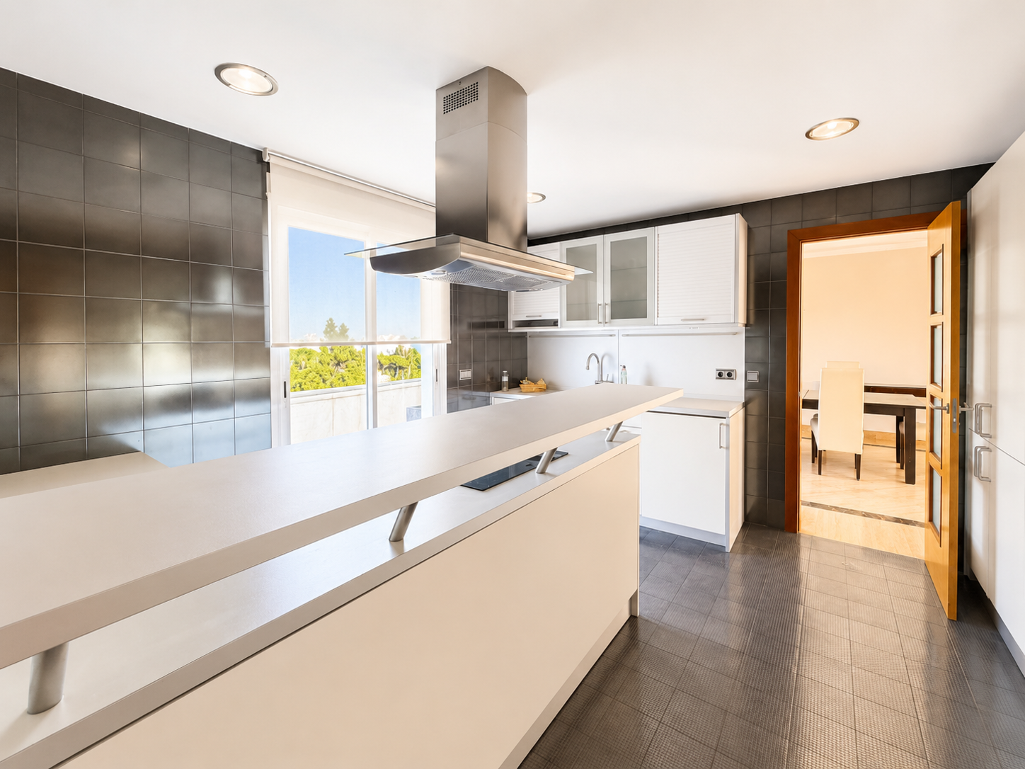 Atico duplex en El Embrujo Banús con piscina privada y vistas panorámicas al mar