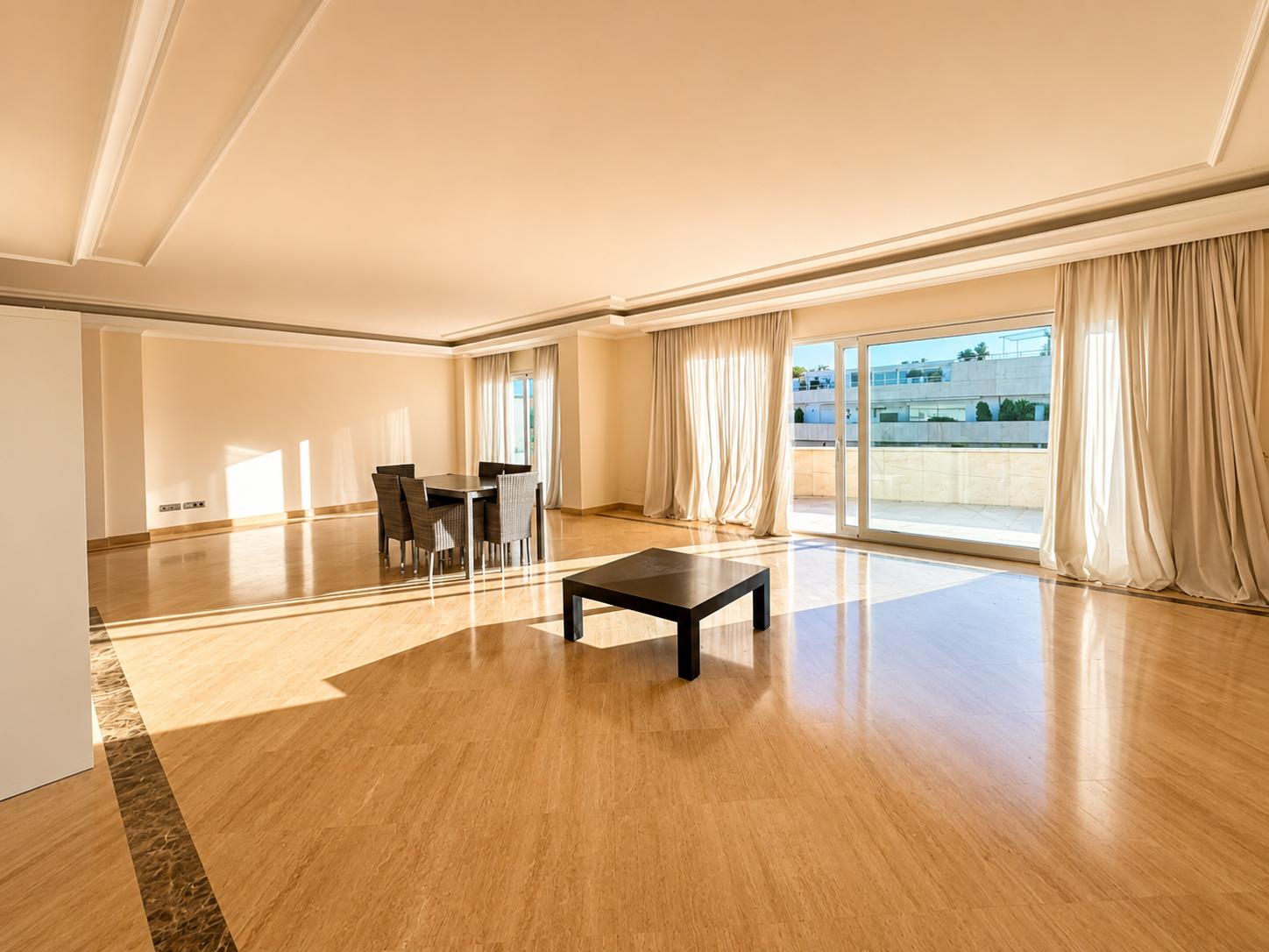 Atico duplex en El Embrujo Banús con piscina privada y vistas panorámicas al mar