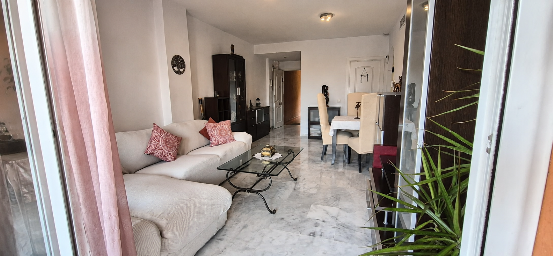 Apartamento de 2 dormitorios en La Reserva de Marbella con terraza y parking.