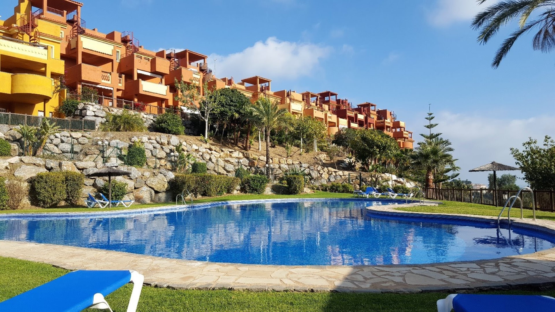 Apartamento de 2 dormitorios en La Reserva de Marbella con terraza y parking.