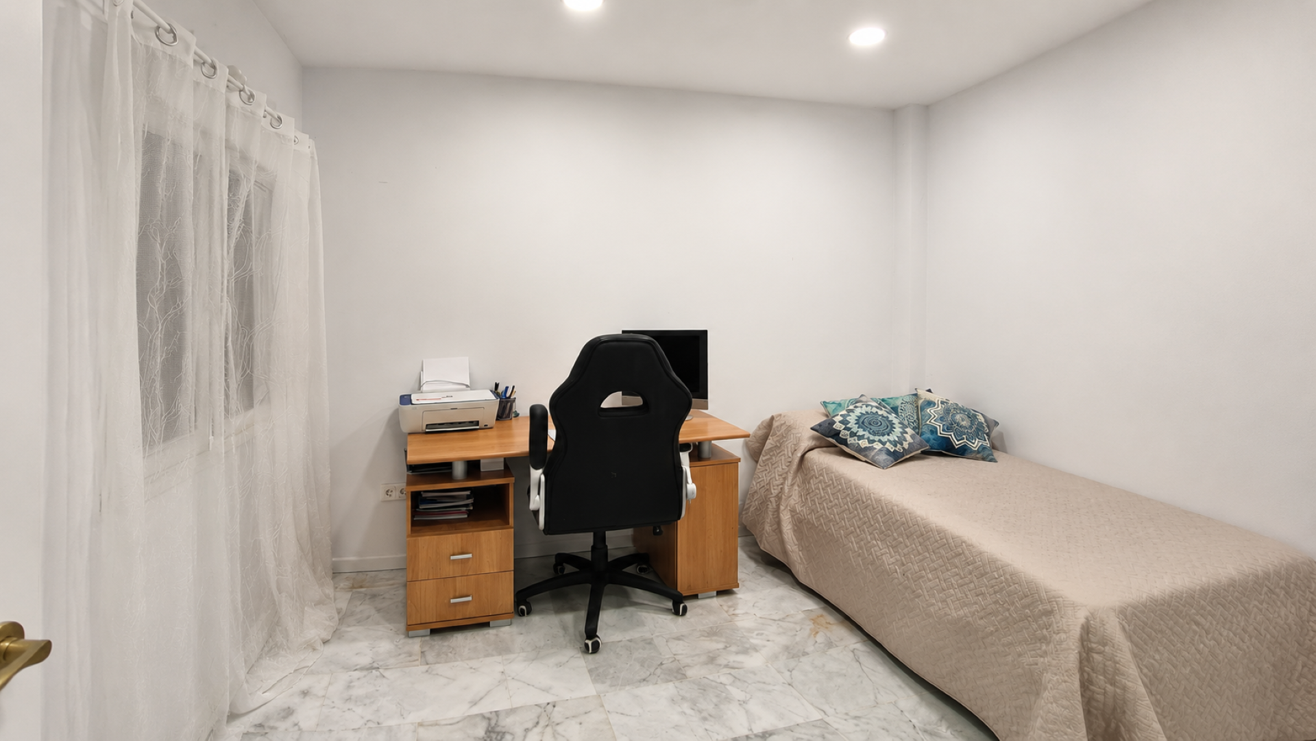 Apartamento de 2 dormitorios en La Reserva de Marbella con terraza y parking.