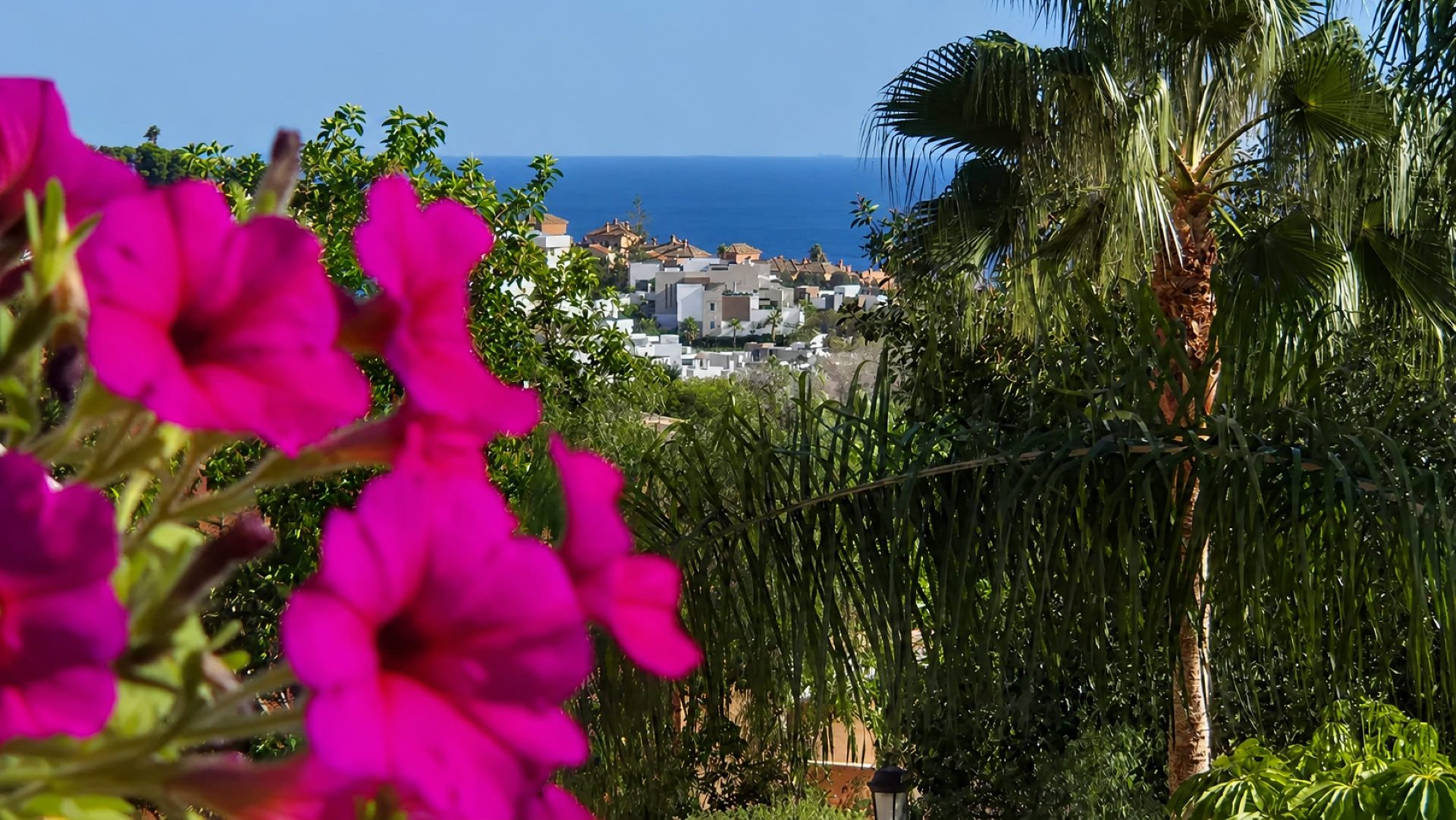 Apartamento de 2 dormitorios en La Reserva de Marbella con terraza y parking.