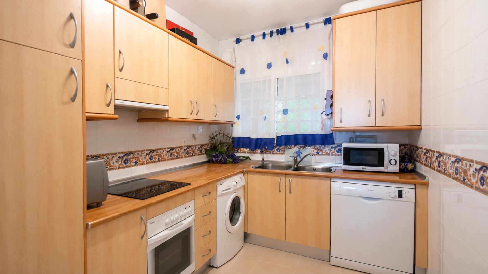 Apartamento de 2 dormitorios en La Reserva de Marbella con terraza y parking.