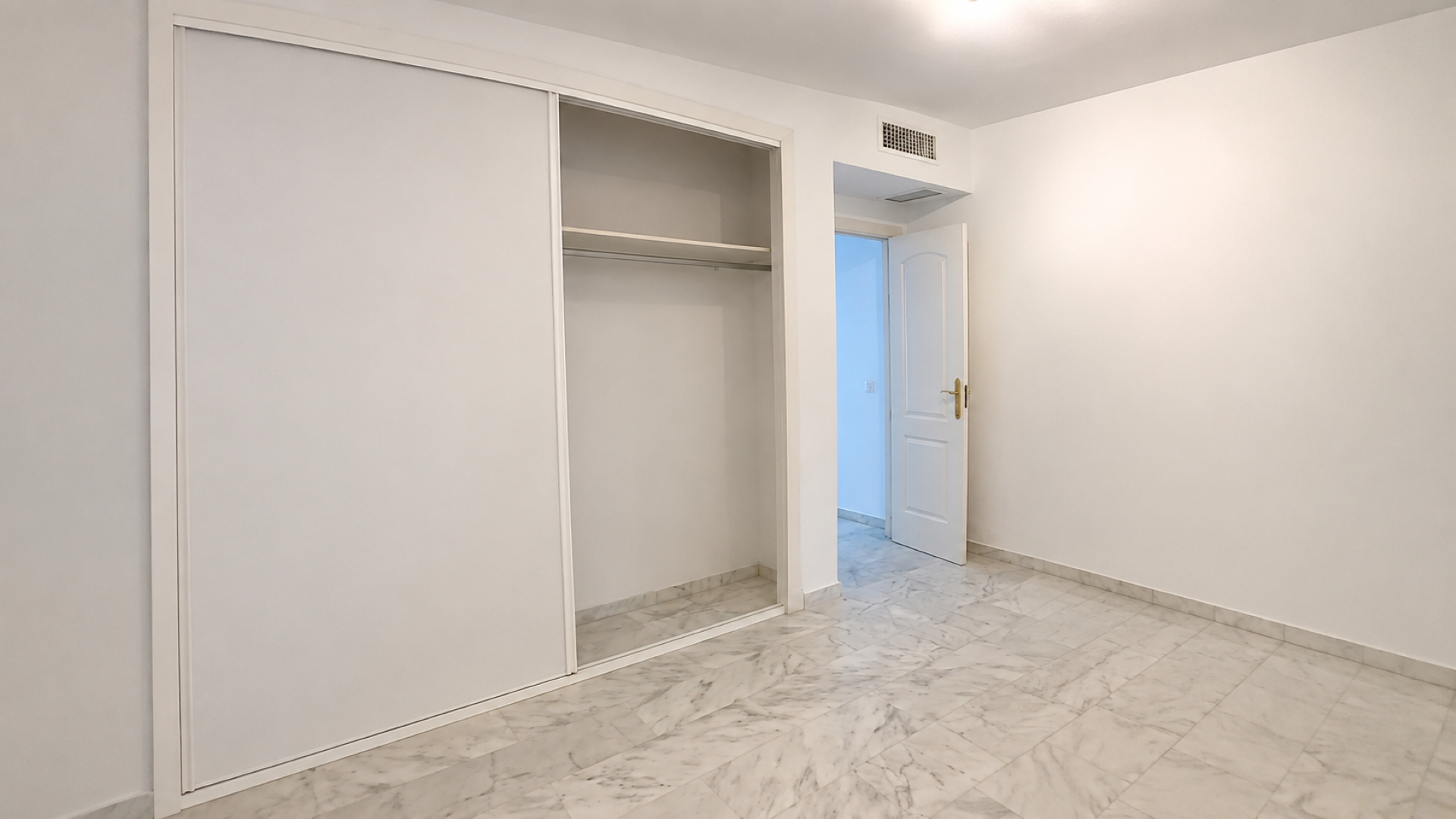 Apartamento de 2 dormitorios en La Reserva de Marbella con terraza y parking.