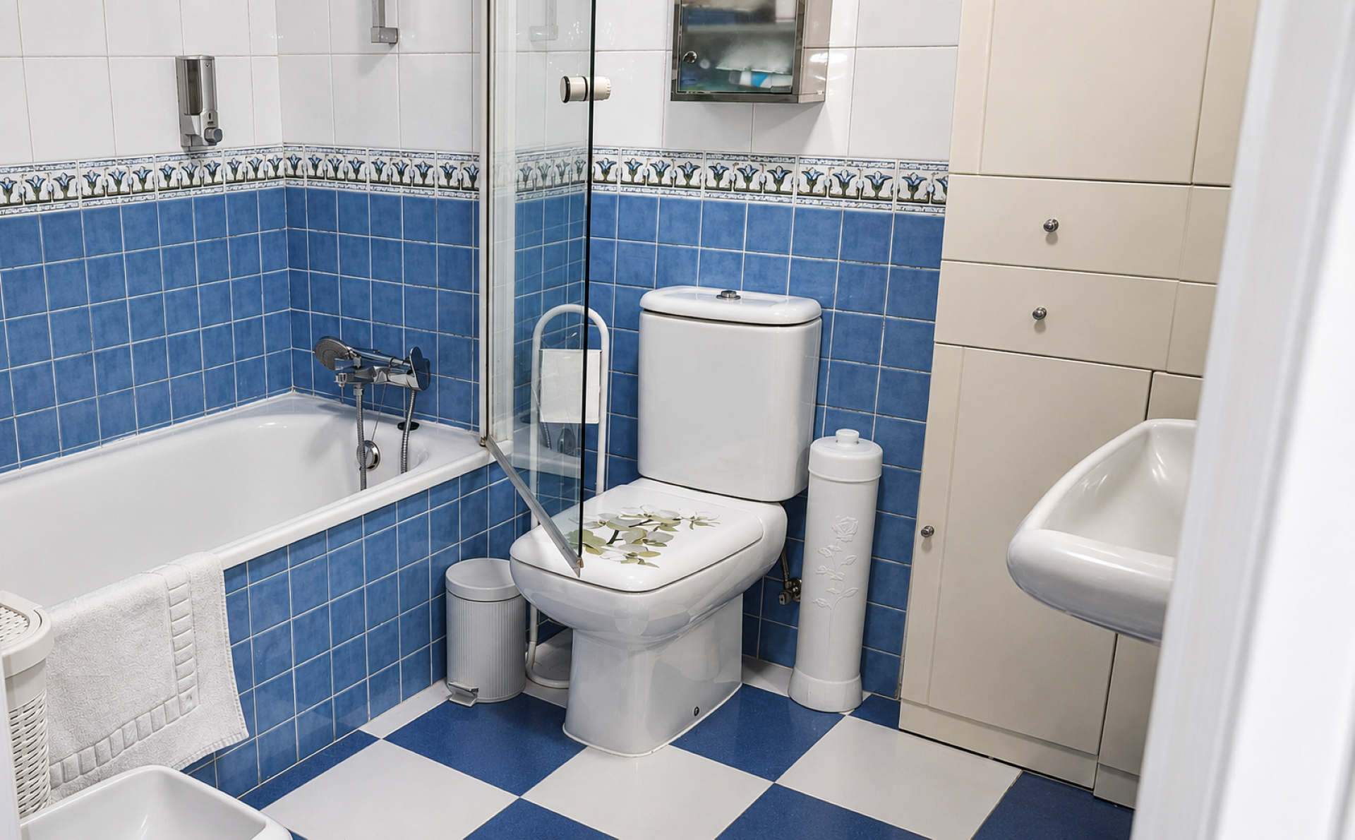 Apartamento de 2 dormitorios en La Reserva de Marbella con terraza y parking.