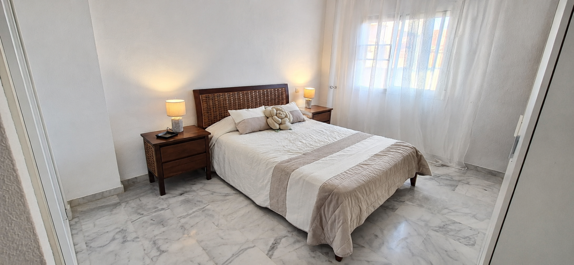 Apartamento de 2 dormitorios en La Reserva de Marbella con terraza y parking.