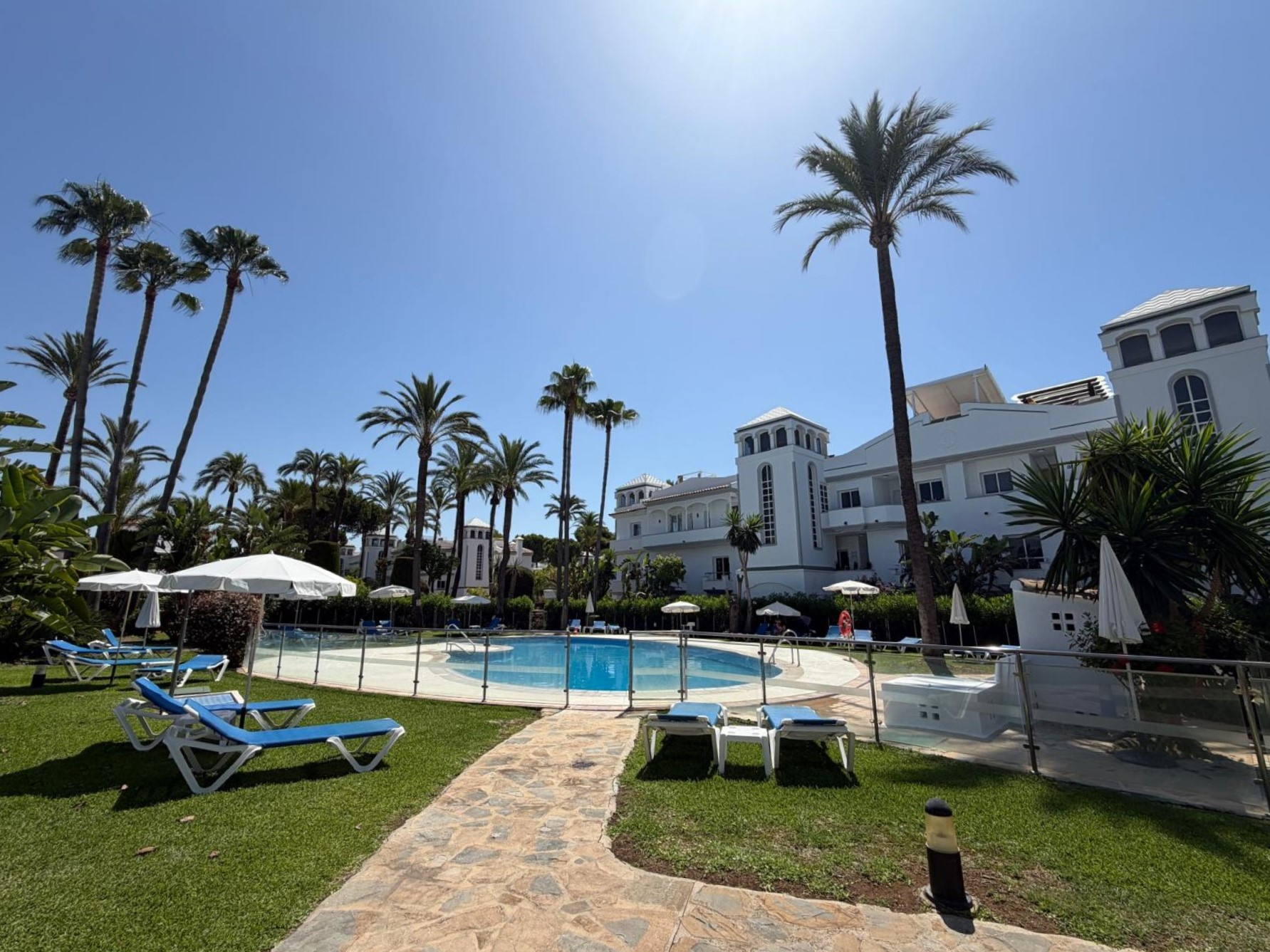 Casa adosada en la comunidad en primera lÃnea de playa Dominion Beach, Estepona Este.