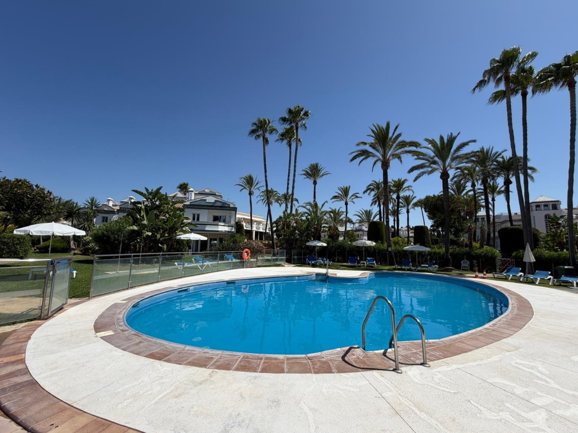 Casa adosada en la comunidad en primera lÃnea de playa Dominion Beach, Estepona Este.