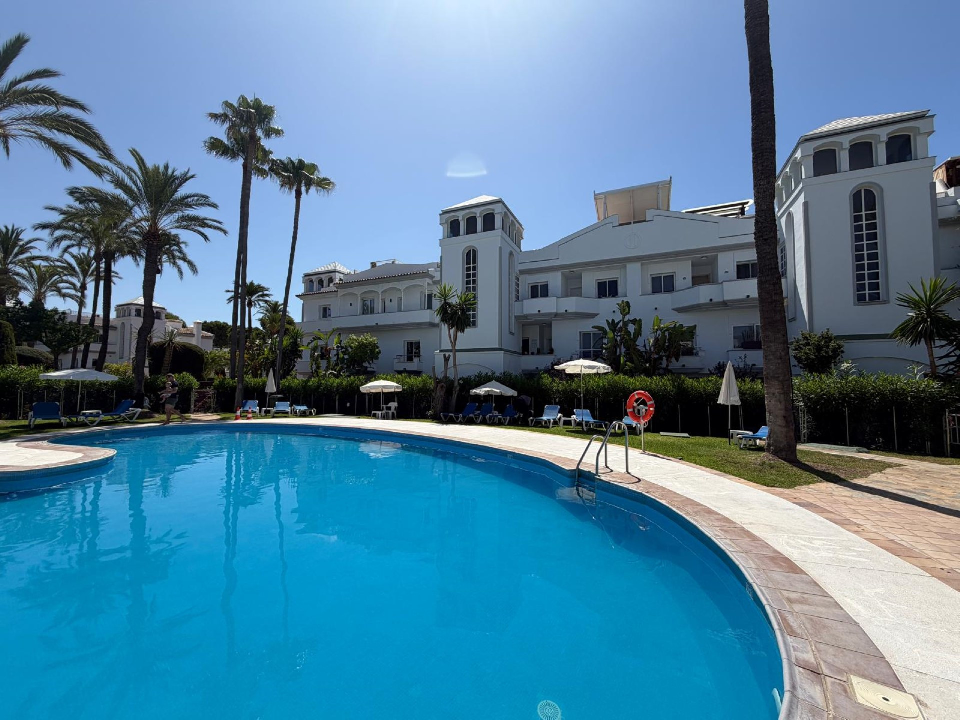Casa adosada en la comunidad en primera lÃnea de playa Dominion Beach, Estepona Este.