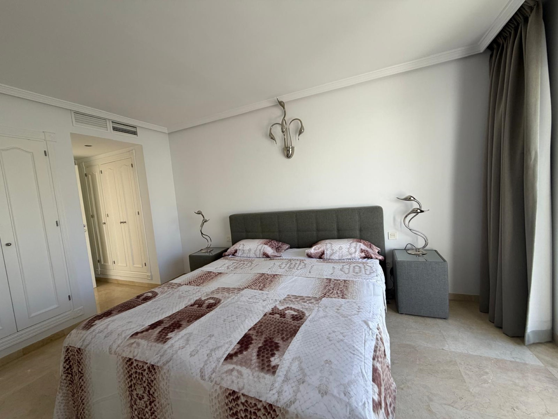Casa adosada en la comunidad en primera lÃnea de playa Dominion Beach, Estepona Este.