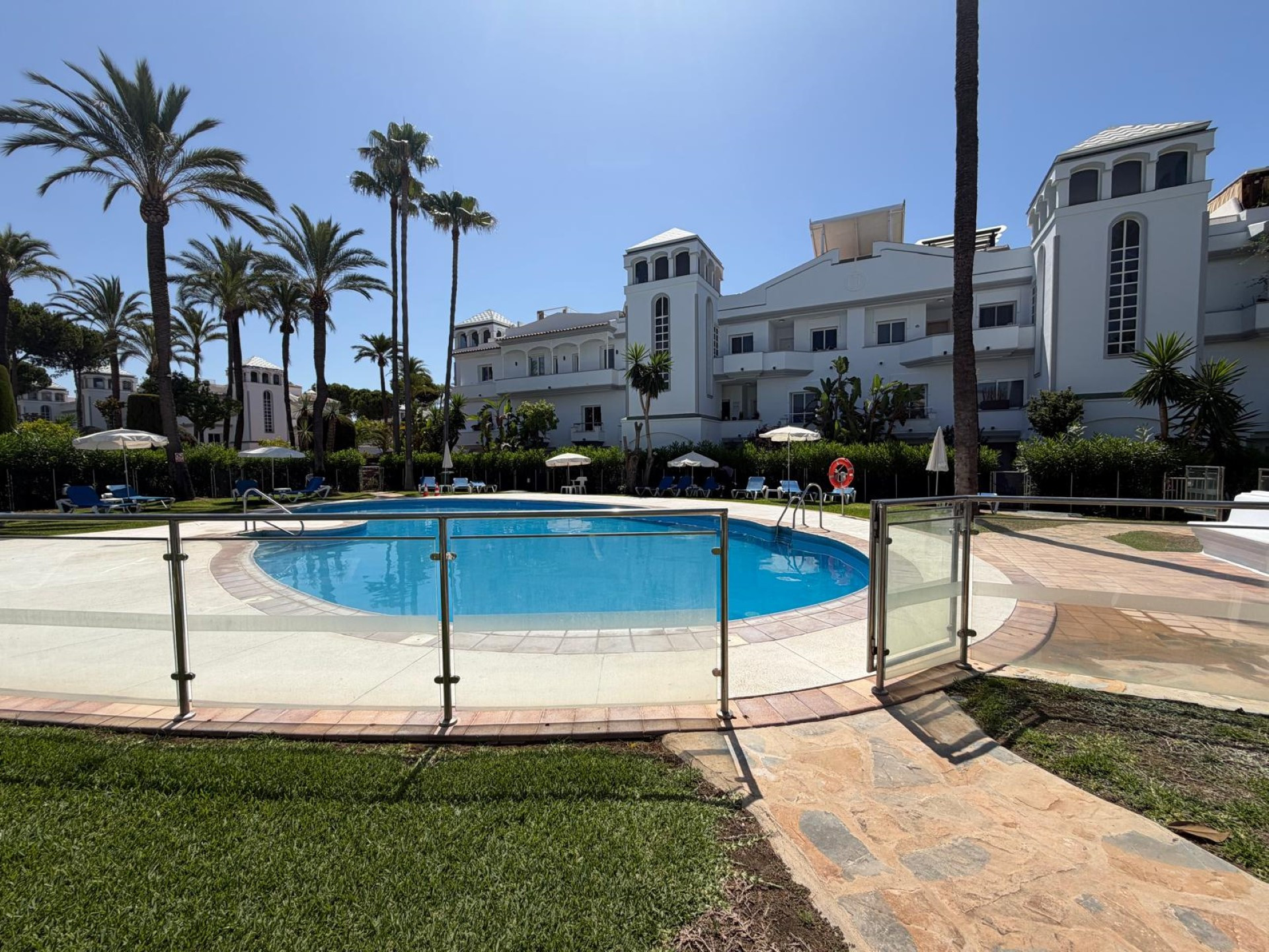 Casa adosada en la comunidad en primera lÃnea de playa Dominion Beach, Estepona Este.