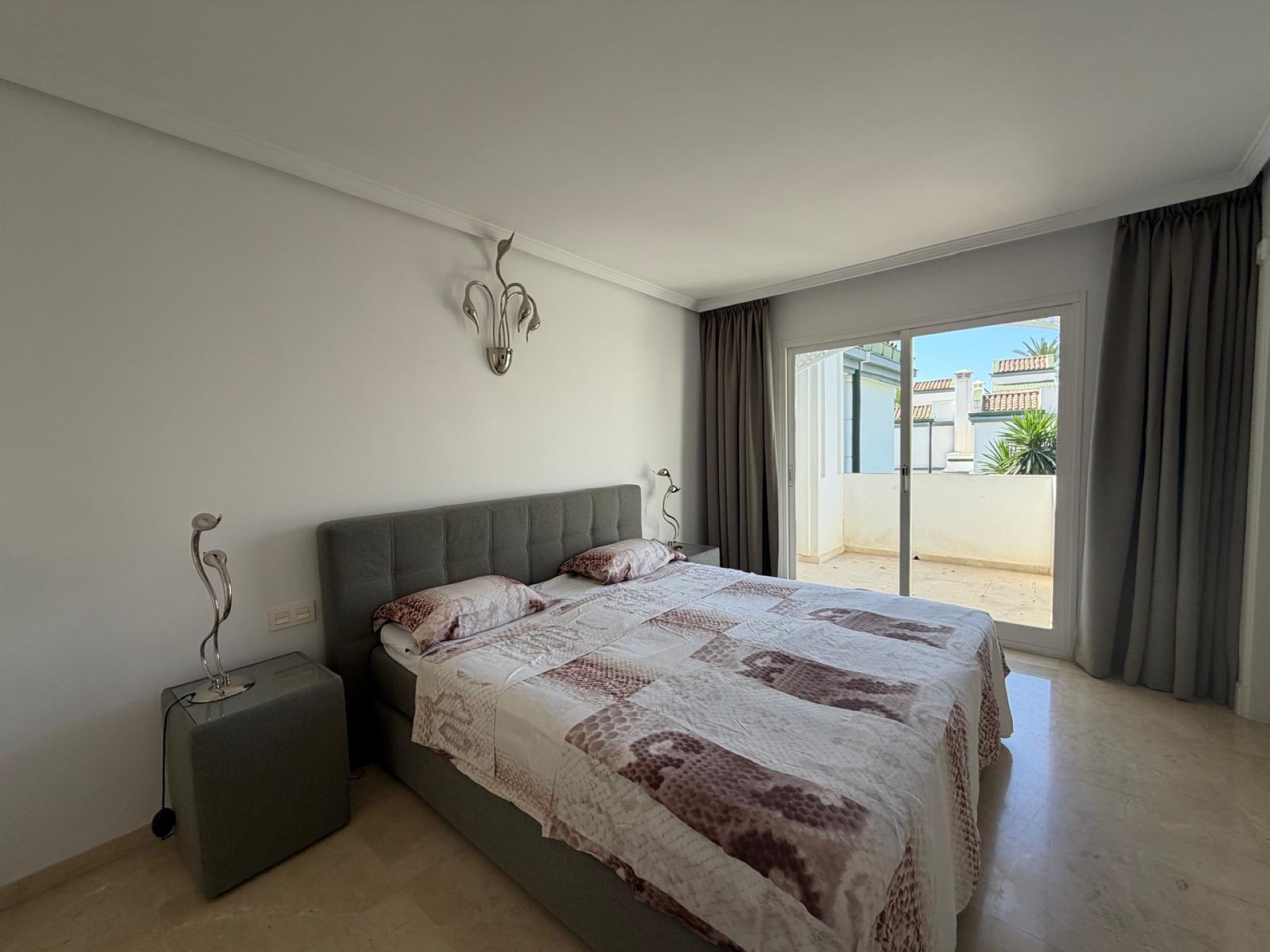 Casa adosada en la comunidad en primera lÃnea de playa Dominion Beach, Estepona Este.