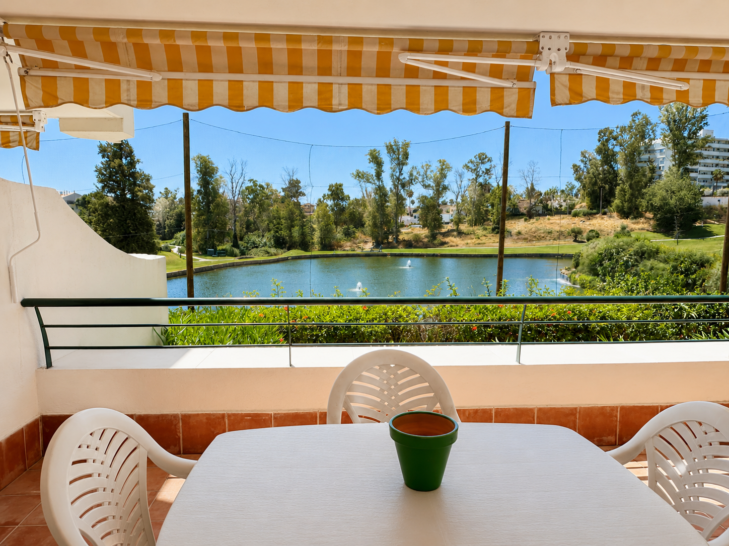 Apartamento en primera línea de golf con vistas panorámicas en Campos de Guadalmina, Guadalmina Alta