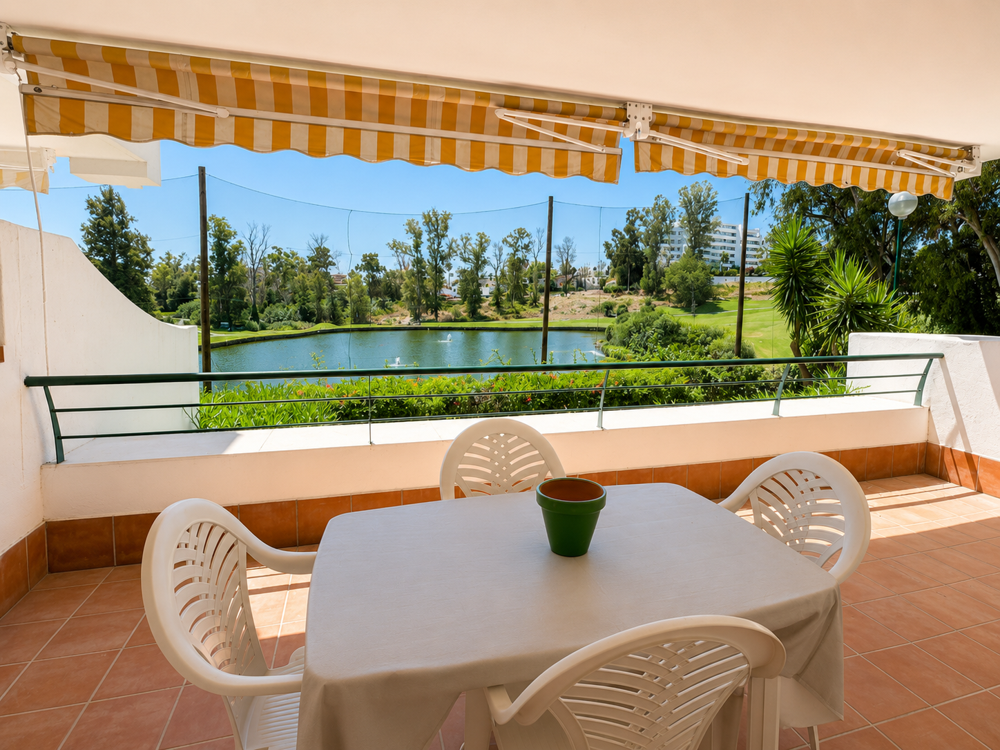 Apartamento en primera línea de golf con vistas panorámicas en Campos de Guadalmina, Guadalmina Alta