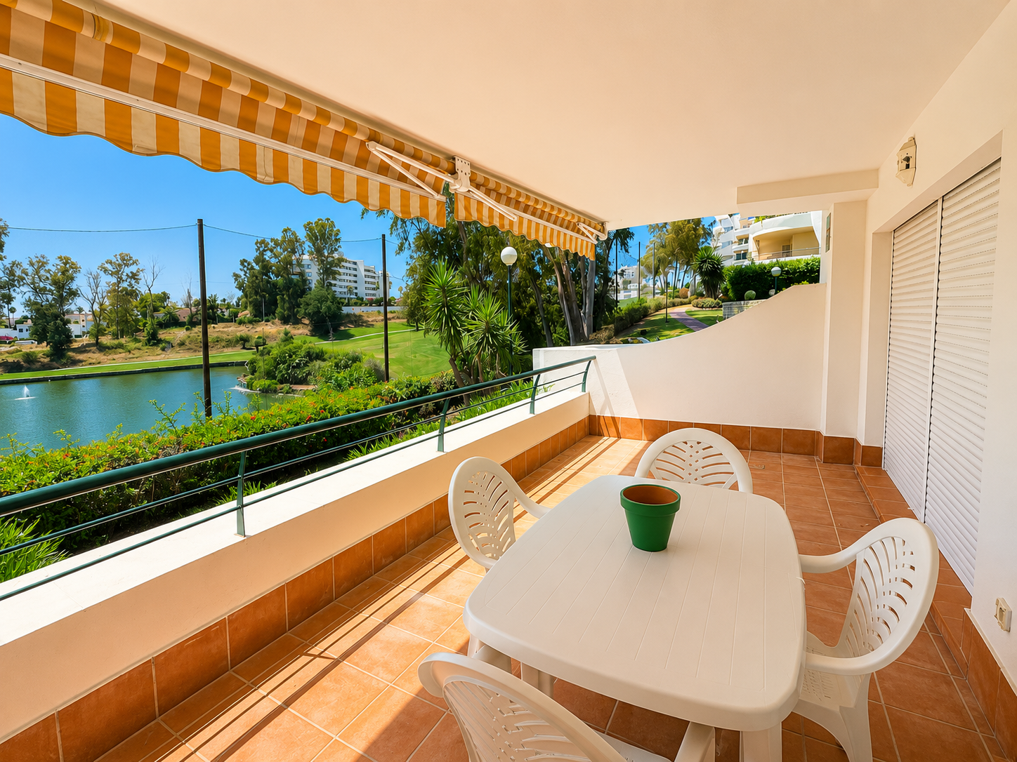 Apartamento en primera línea de golf con vistas panorámicas en Campos de Guadalmina, Guadalmina Alta