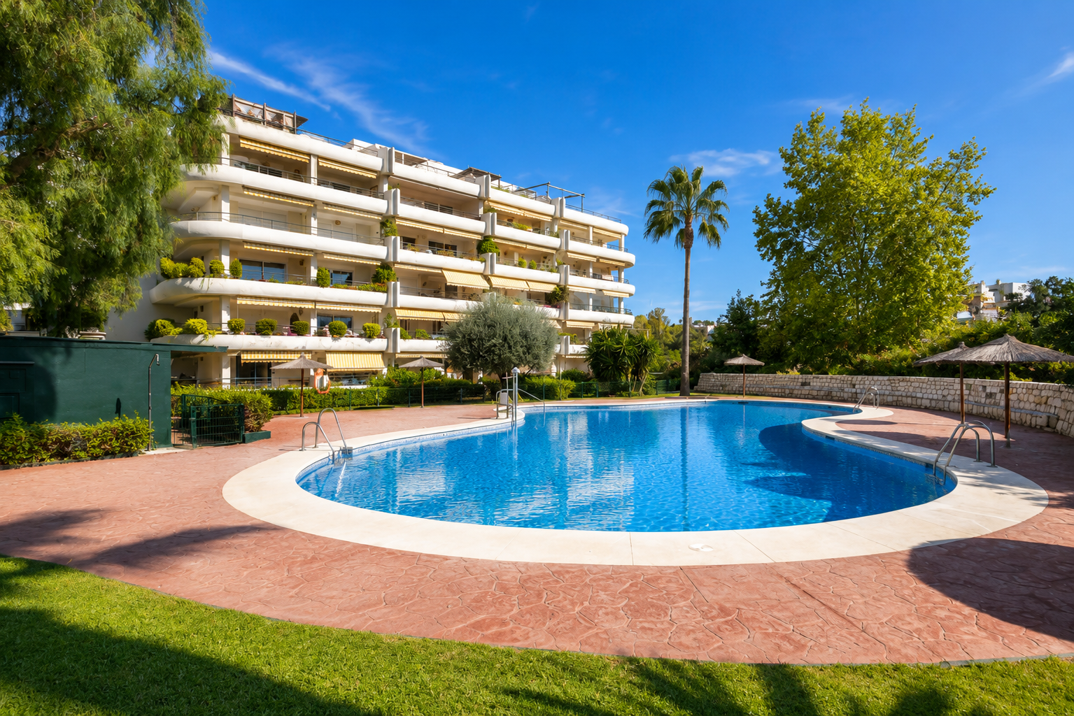 Apartamento en primera línea de golf con vistas panorámicas en Campos de Guadalmina, Guadalmina Alta